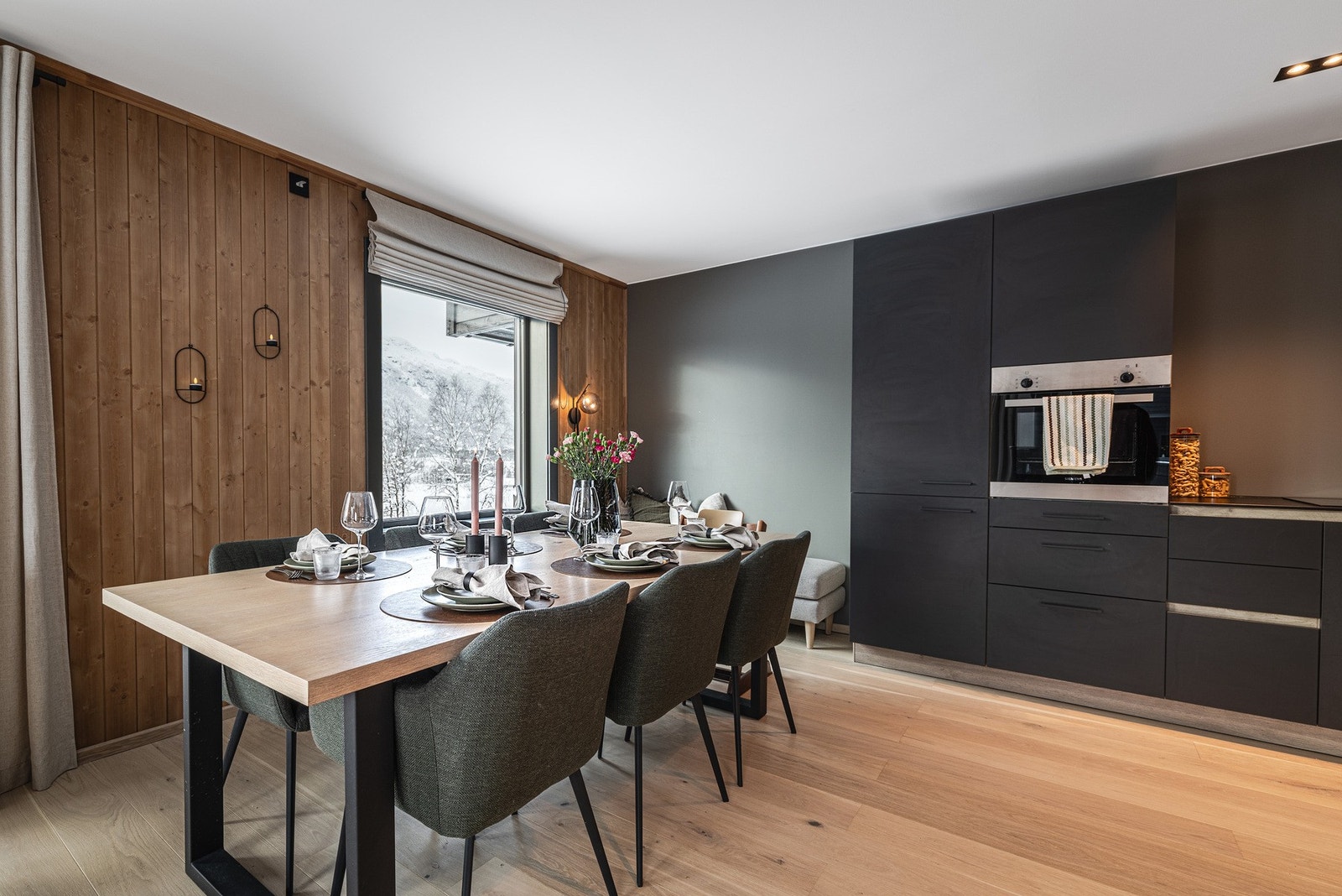 Hyggelig utsikt fra spisestue. Galleribilde