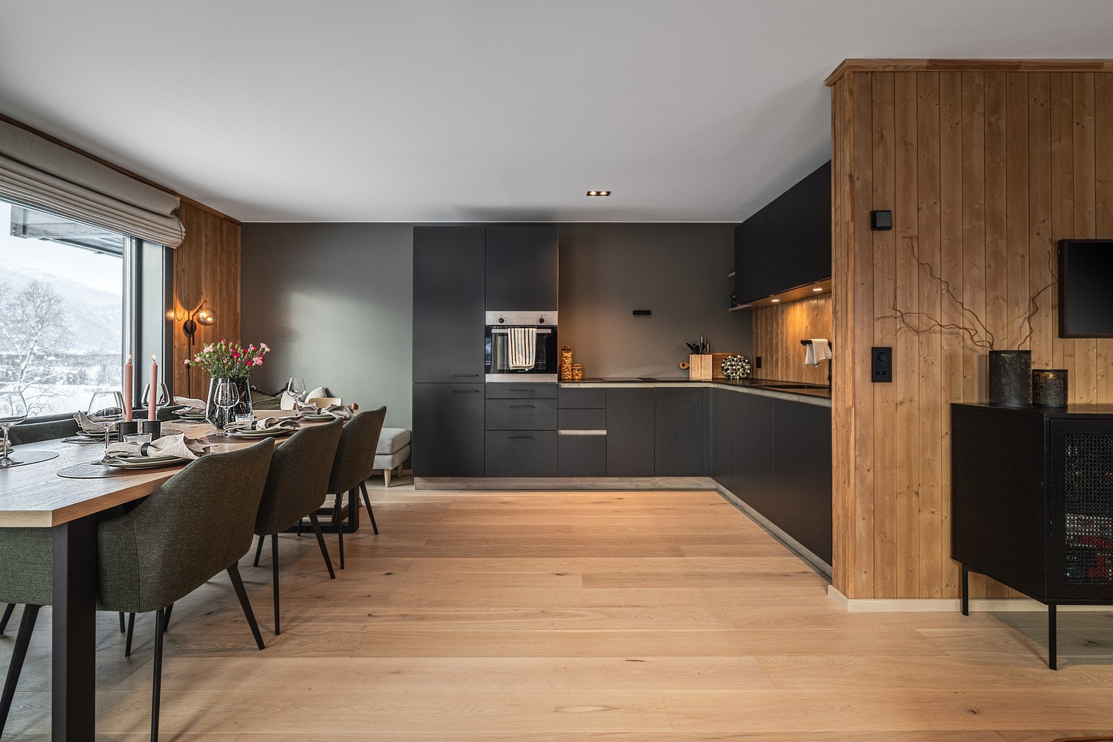 Kjøkken og spisestue. Galleribilde