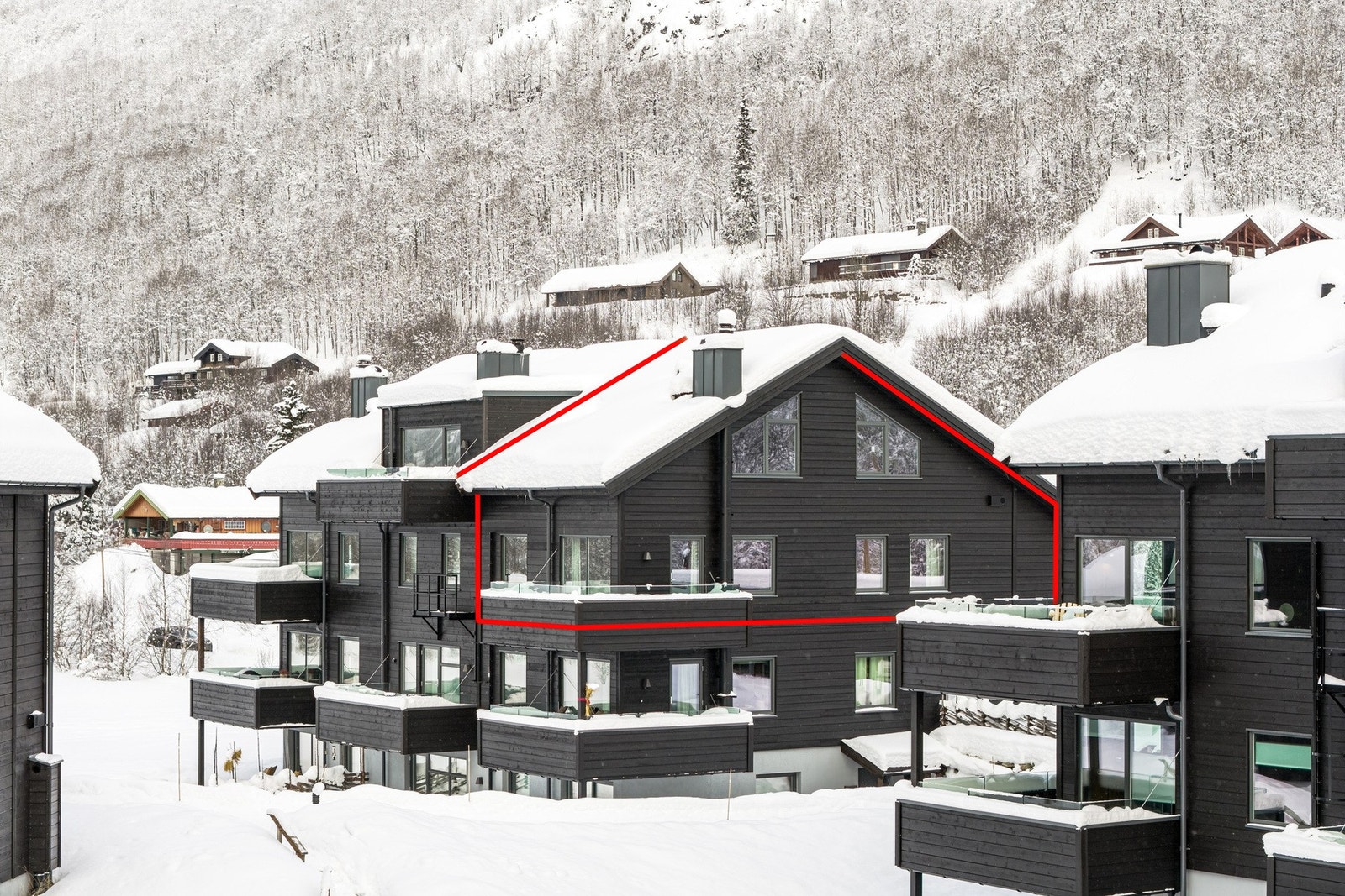 På hjørne og i toppen over to plan. Carport, praktisk sportsbod og preppe-rom. Galleribilde