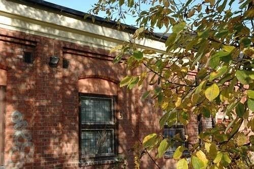 Koselig tegnsteinsbygninger nær Alnaelven Galleribilde