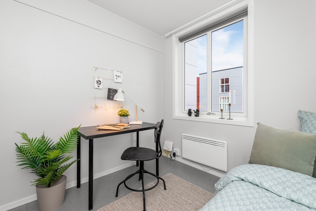 Rommet er umøblert og bildet er kun et eksempel på hvordan det kan møbleres. Galleribilde