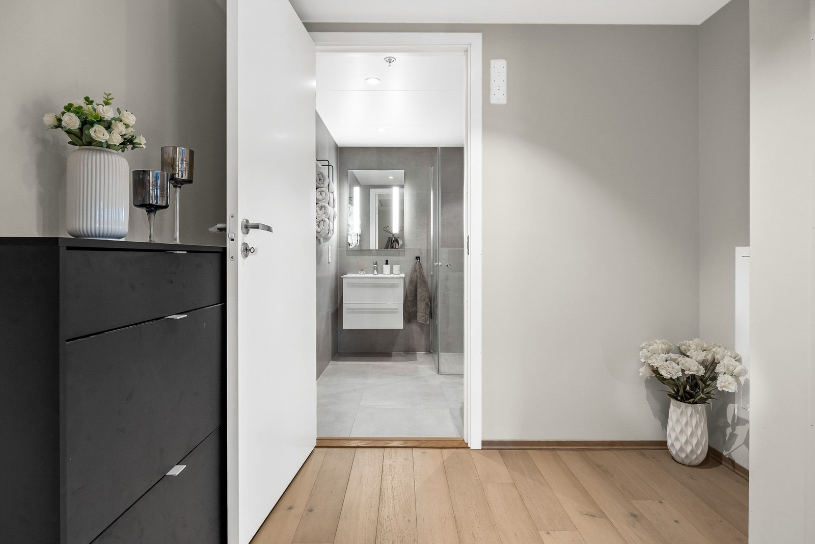 Leiligheten har adkomst til bad via entréen. Galleribilde