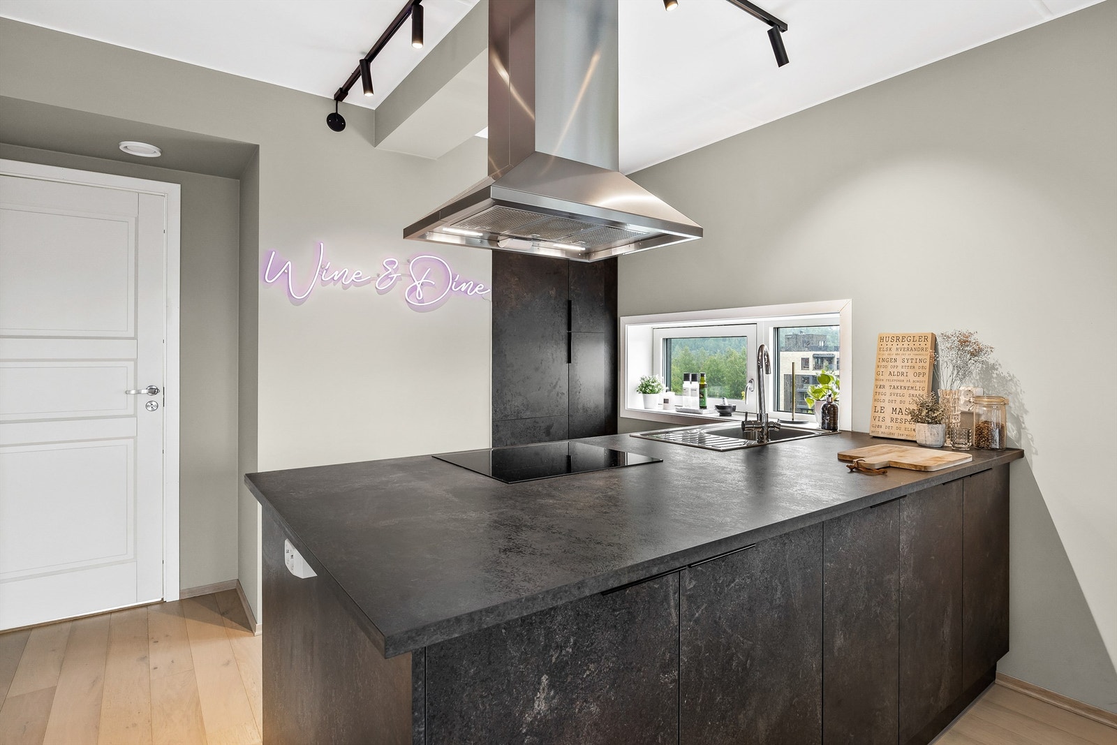 Kjøkkenet har helintegrerte hvitevarer som koketopp, komfyr, oppvaskmaskin og kjøleskap med frysedel. Galleribilde