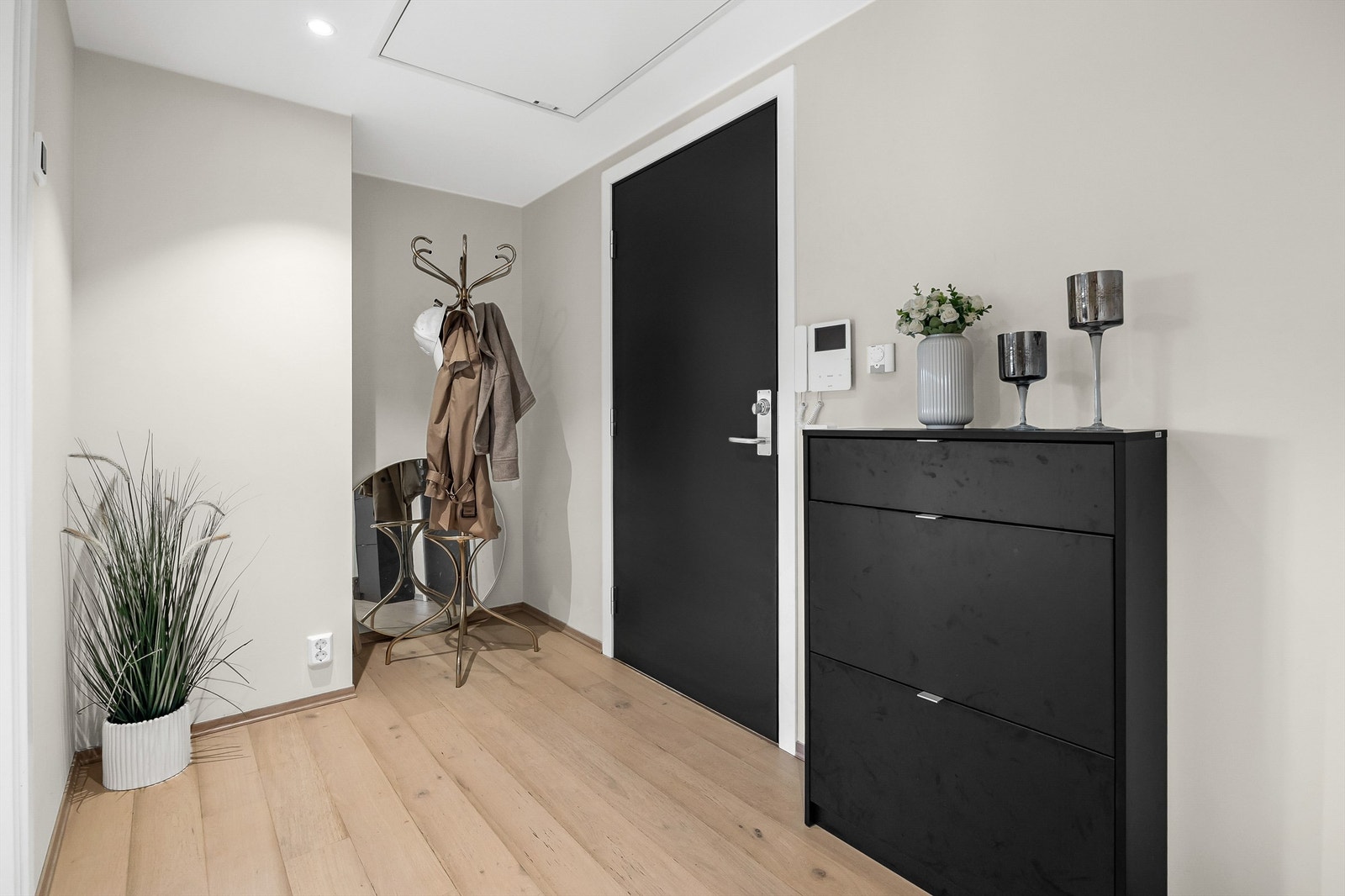 Innbydende entré med callinganlegg og god plass til å henge fra seg yttertøy. Galleribilde