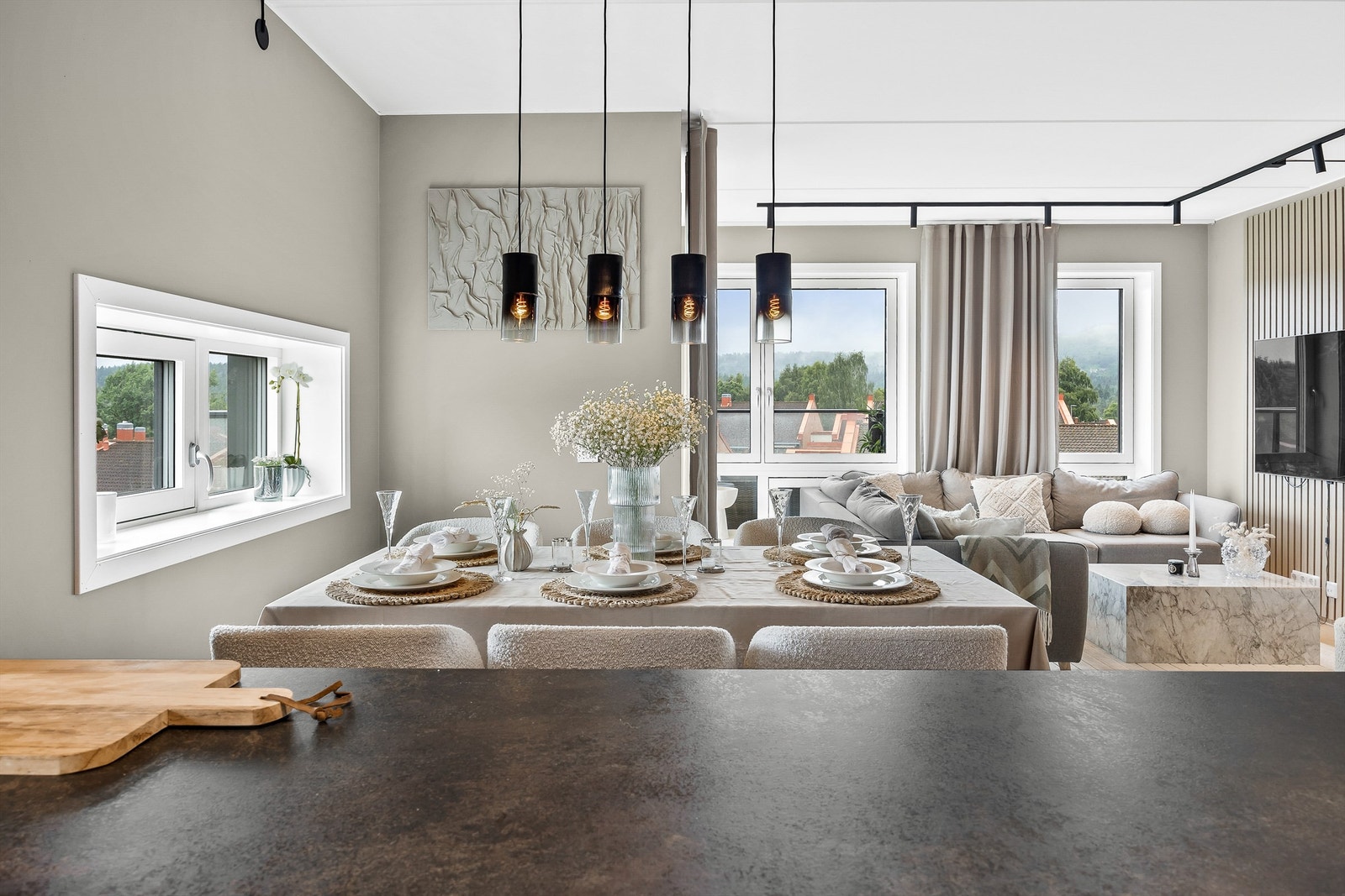 God plass til oppbevaring i kjøkken øyen på begge sider. Galleribilde