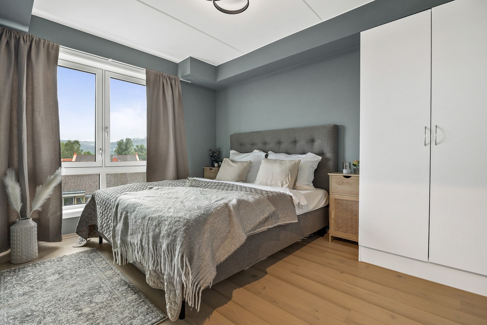 Hvedsoverommet har god plass til dobbeltseng, tilhørende nattbord og garderobeskap. Galleribilde