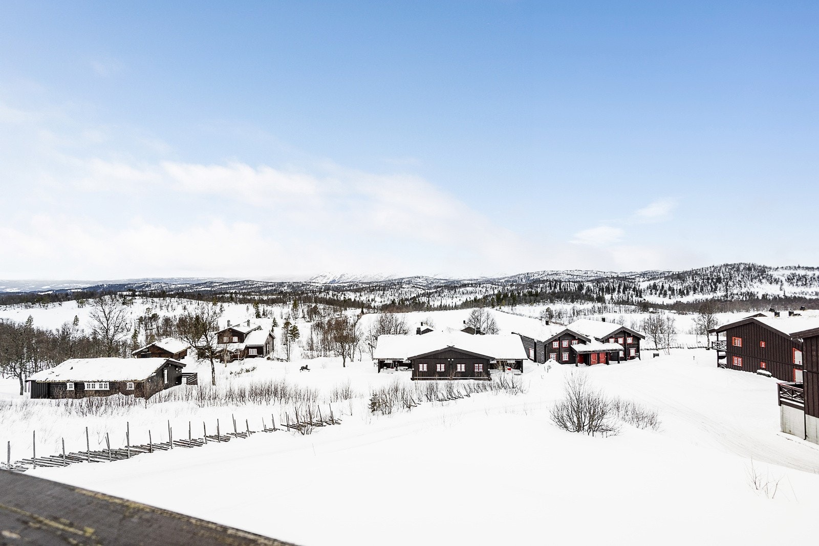 Leiligheten har en ypperlig plassering ca 950 moh med nydelig utsikt og gode solforhold Galleribilde