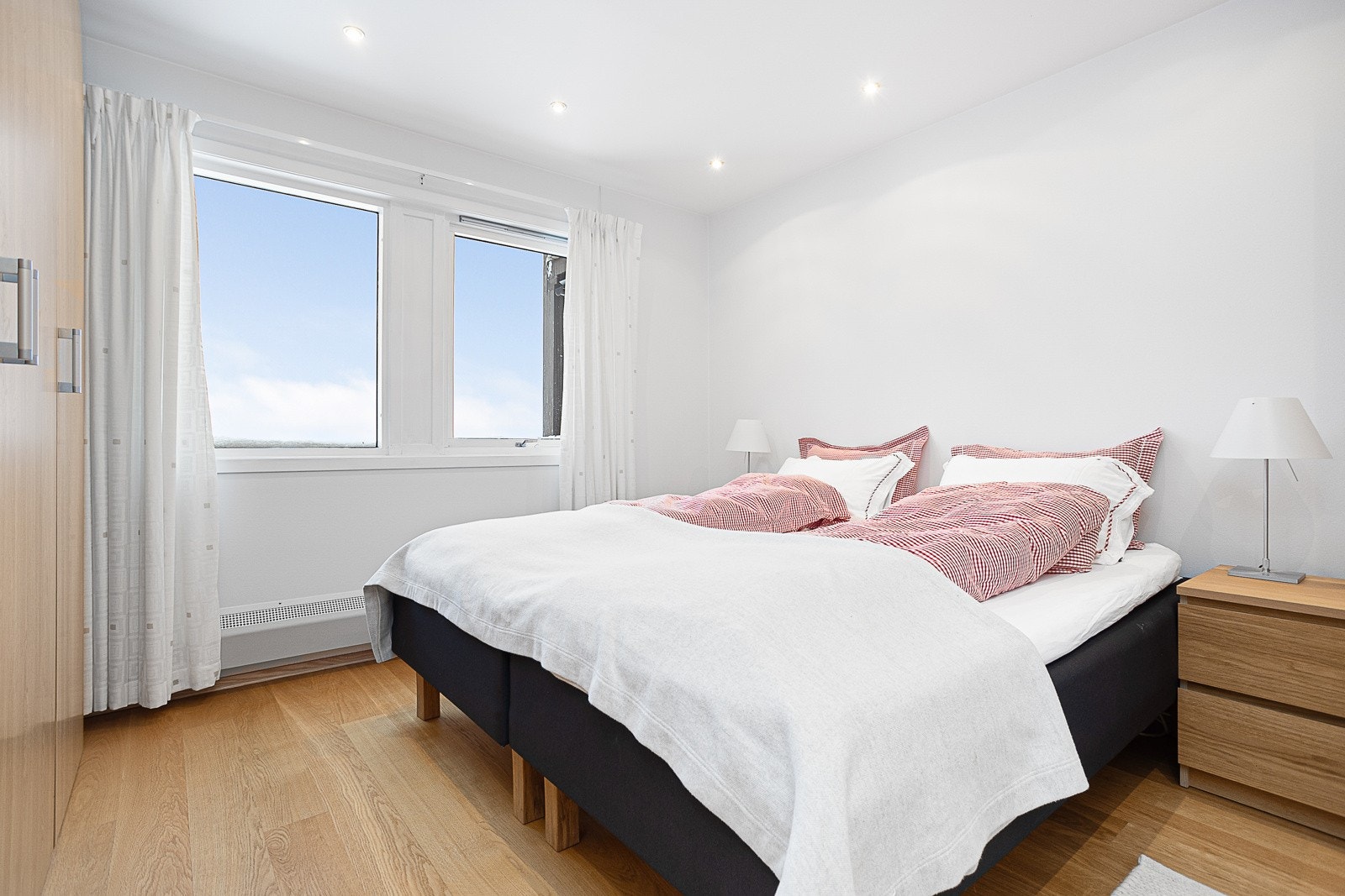 4 soverom, der alle har god plass til innredning av dobbeltseng og tilhørende møblement. Soverom I Galleribilde