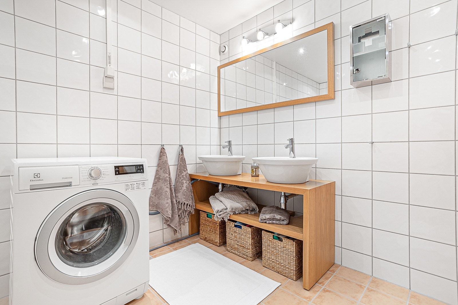 Alle baderommene er flislagte og inneholder dusjnisje, toalett og servant. Baderom I. Galleribilde