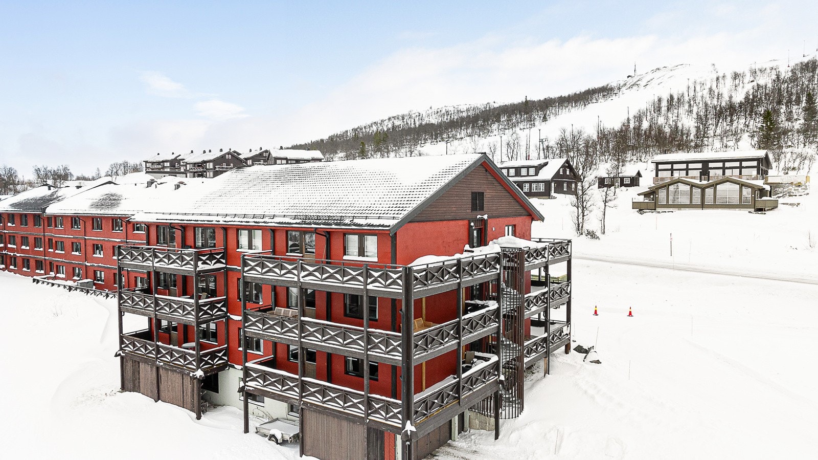 Leiligheten ligger midt i smørøyet sommer som vinter - Ski inn/ut til alpint og langrenn samtidig som at man har toppturer og Silkedalen et steinkart unna Galleribilde