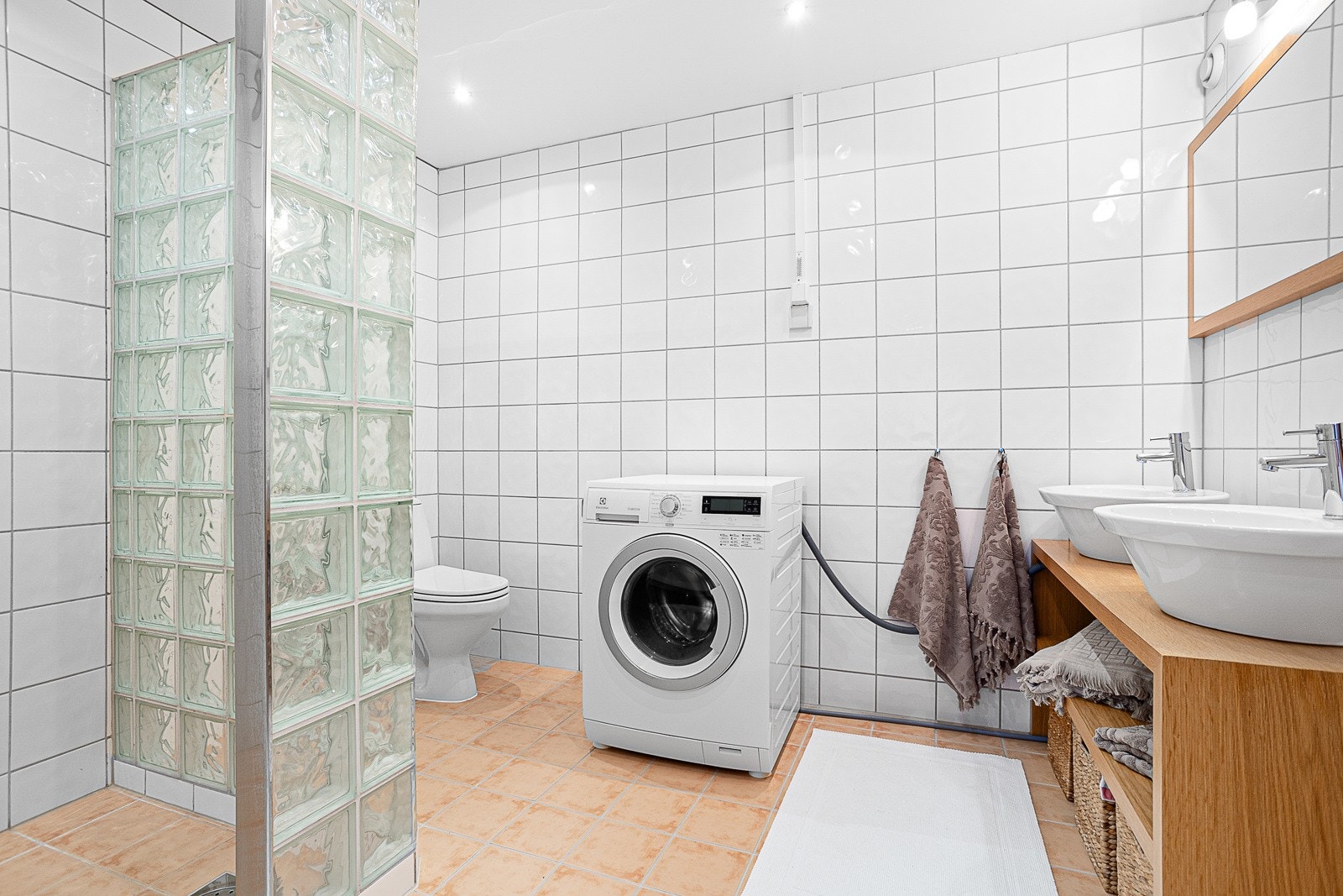 Leiligheten har hele 4 baderom, inkludert opplegg til vaskemaskin. Baderom I. Galleribilde