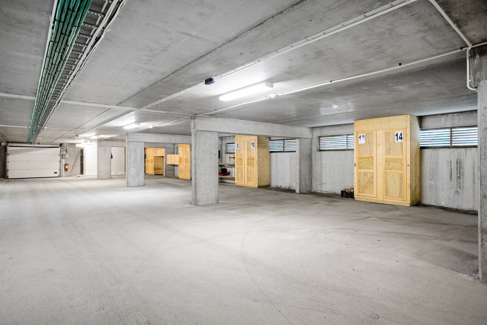 Leiligheten har egen parkeringsplass i lukket garasjeanlegg, med videre adkomst opp til leiligheten Galleribilde