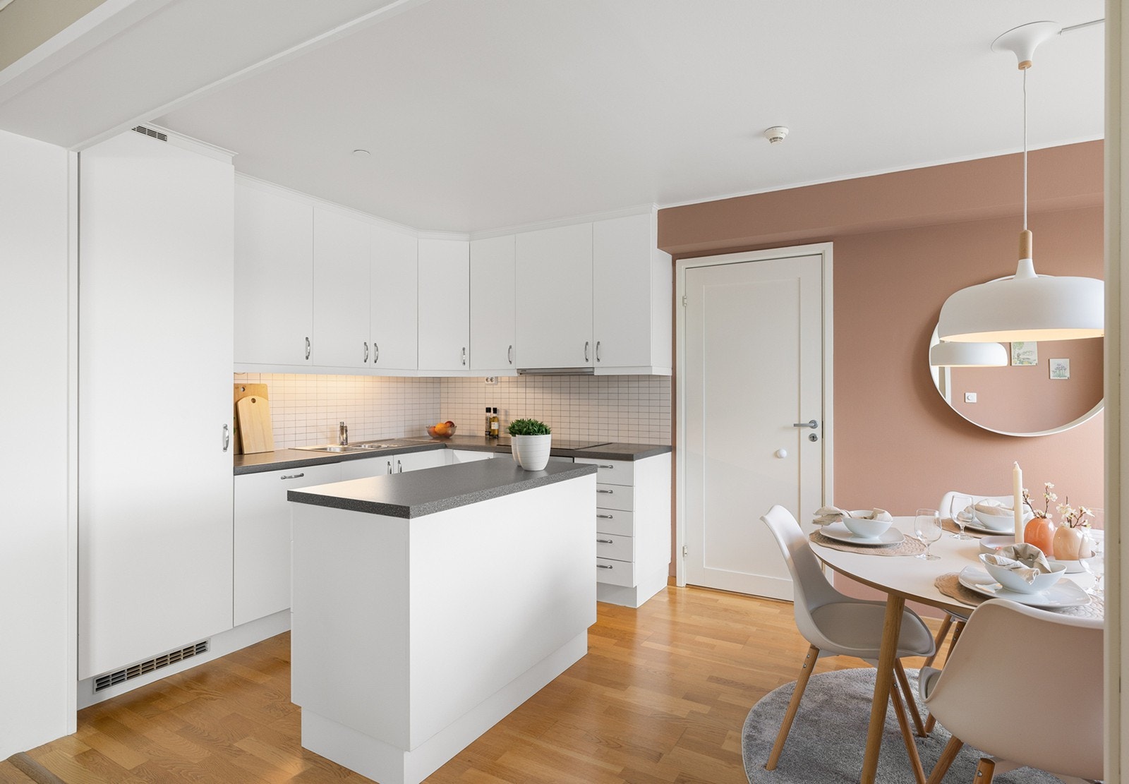 Et moderne og praktisk kjøkken er oppført med en praktisk kjøkkenøy som gir god skap- og skuffeplass. Galleribilde