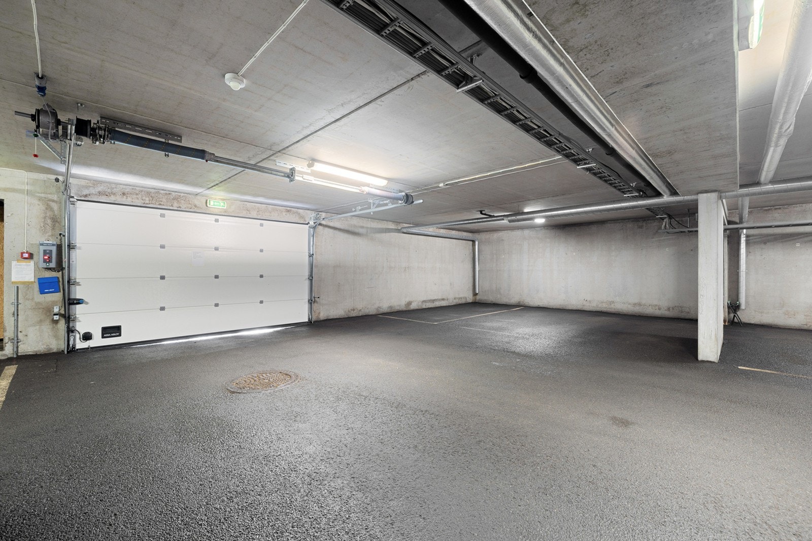 Det medfølger en 2,5 parkeringsplass i garasjen, og det er mulighet for elbillader. Leiligheten disponerer 3 parkeringsplasser, men med dagens bilstørrelser så kan det blir trangt med tre biler ved siden av hverandre. Galleribilde