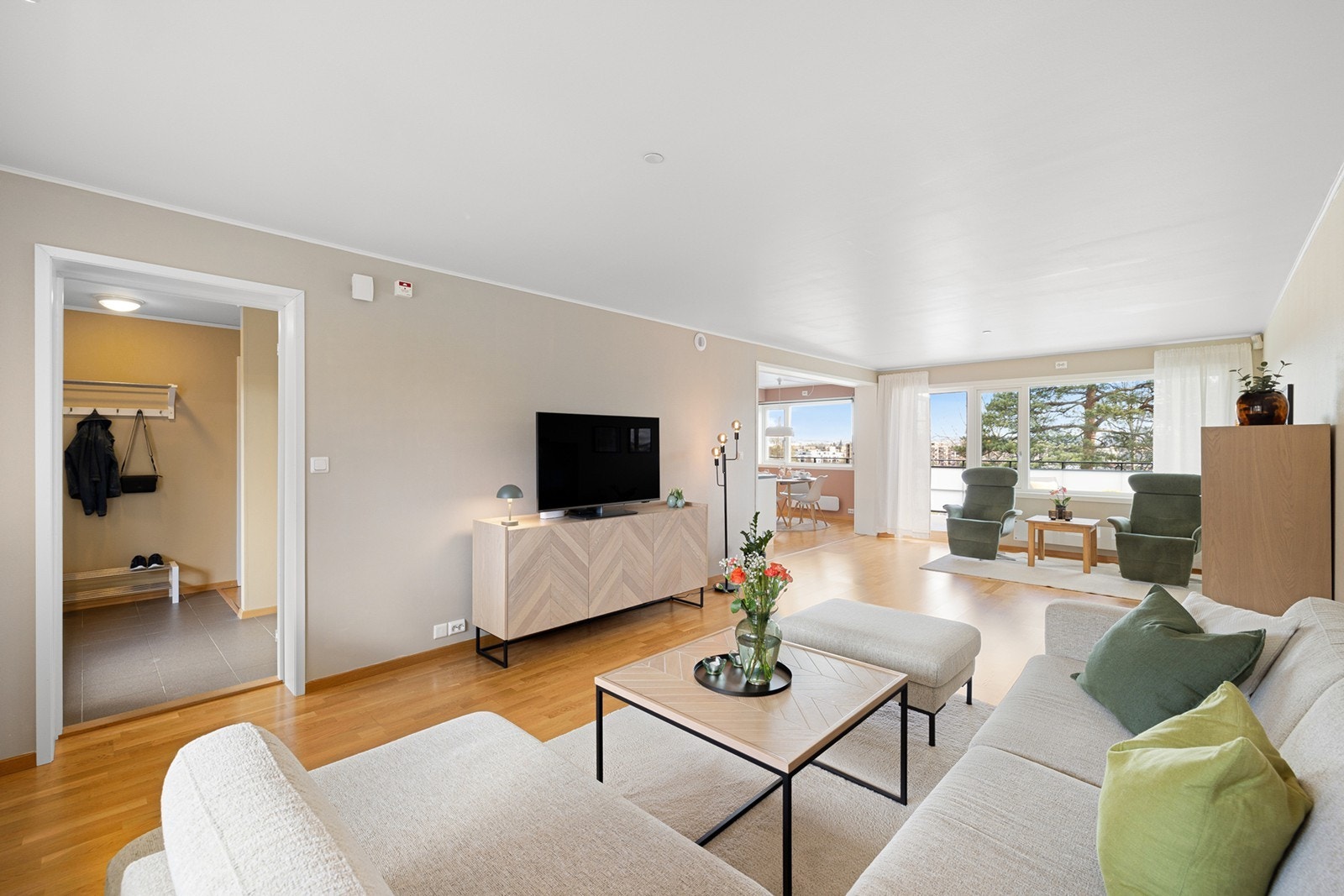 Romslig stue med ekstra mange vinduer som gir godt med naturlig sollys inn i leiligheten. Galleribilde