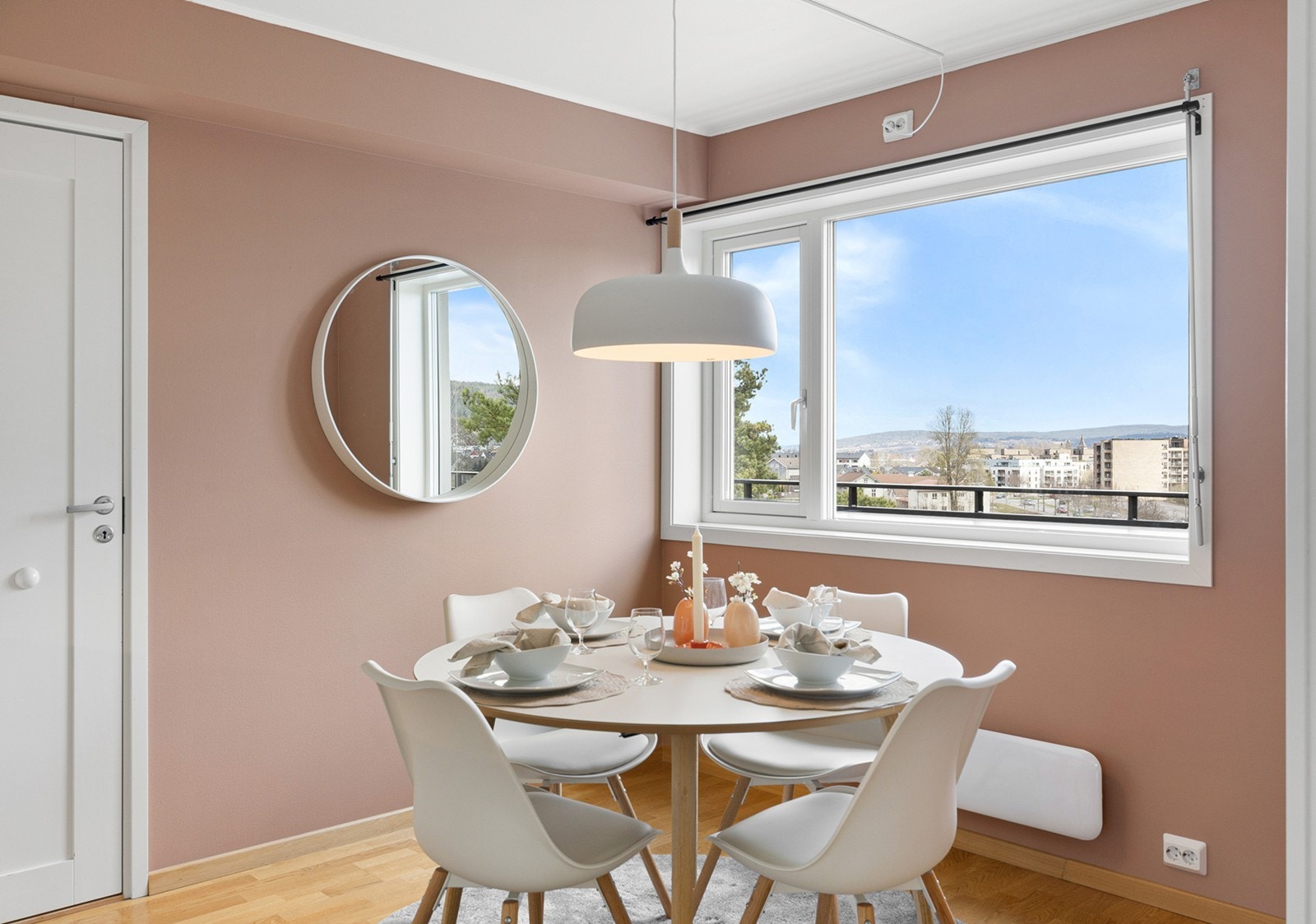 Det er god plass til et spisebord på kjøkkenet som skaper et trivelig allrom. Galleribilde