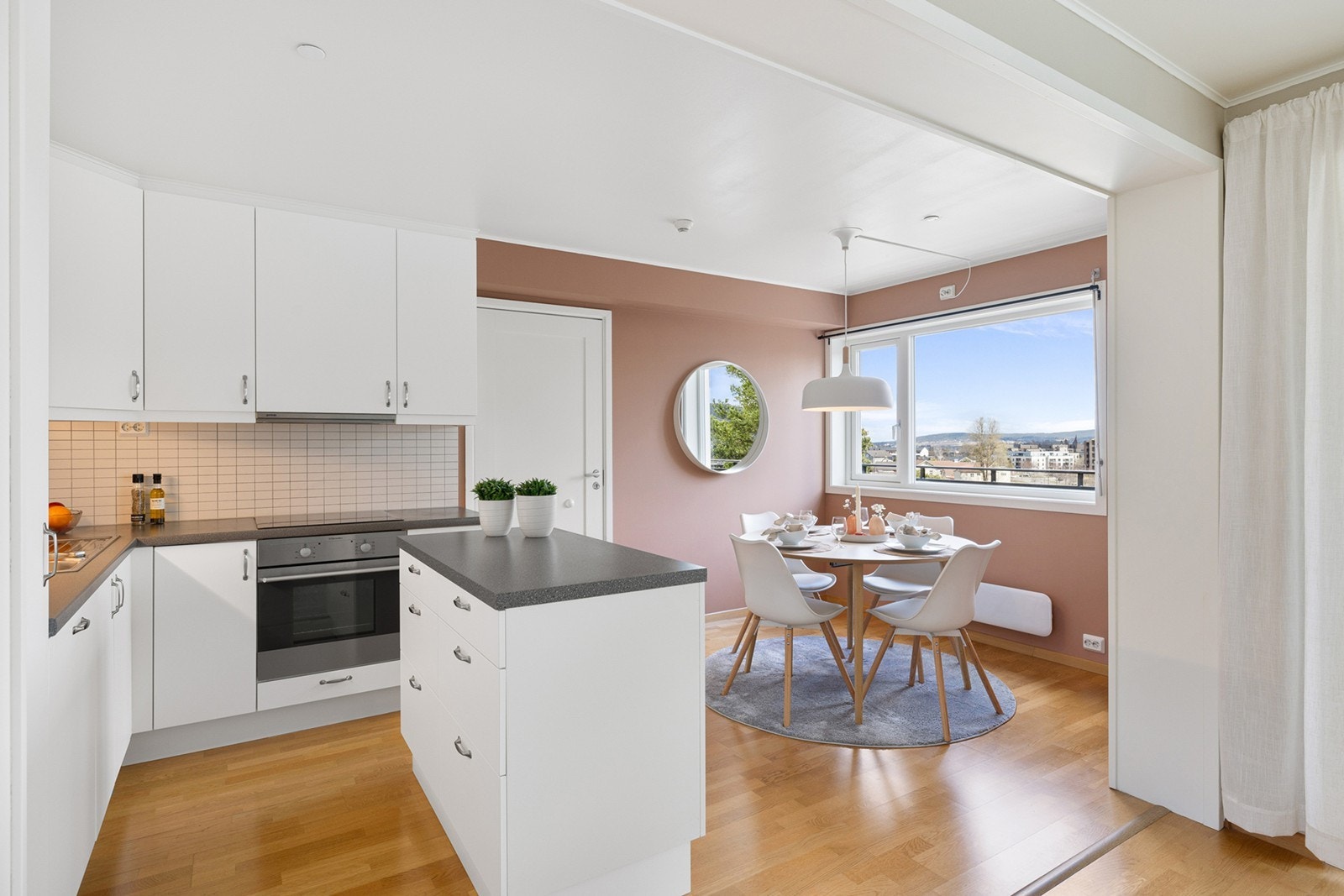 Kjøkken og stue ligger i åpen løsning, men det vil være mulig å få lukket mellom rommene dersom man ønsker det. Galleribilde