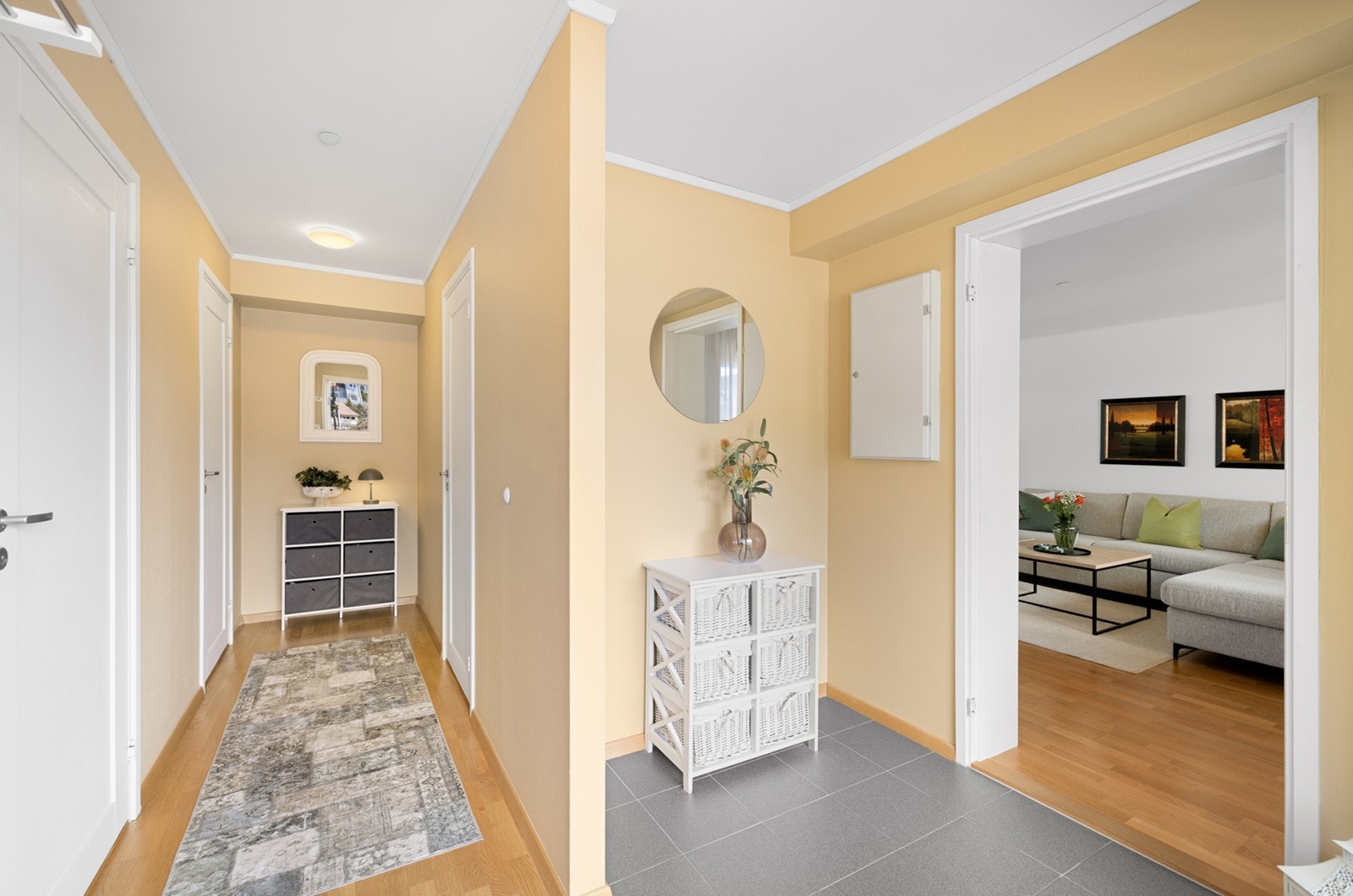 Vel innenfor døra ønskes man velkommen av en lys og luftig entré med fliser på gulvet og gulvvarme, samt god plass for en garderobeløsning. Galleribilde