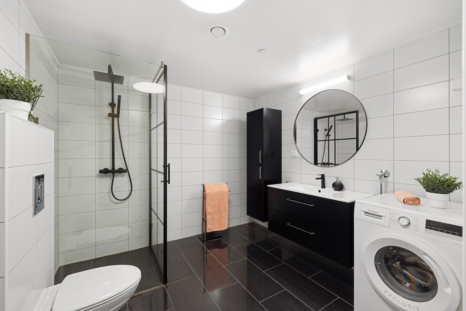 Romslig og flislagt bad med varme i gulvet. Galleribilde