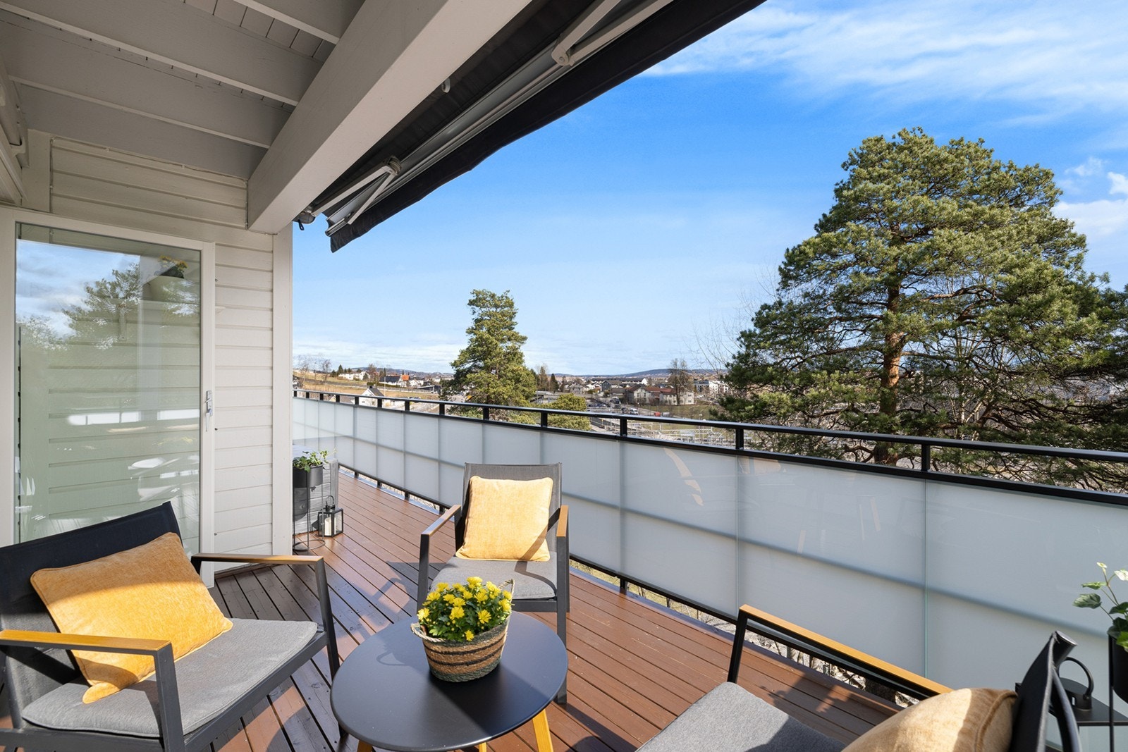 Dette er en pen 3-roms toppleilighet med en romslig balkong på 18 m². Galleribilde