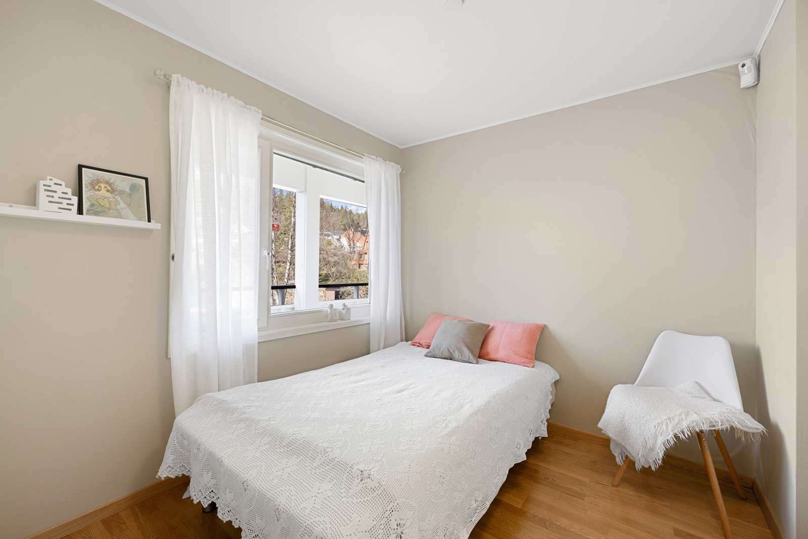 Soverom 2 er lyst og trivelig med god plass til en dobbeltseng, nattbord samt at det står et klesskap på rommet. Galleribilde