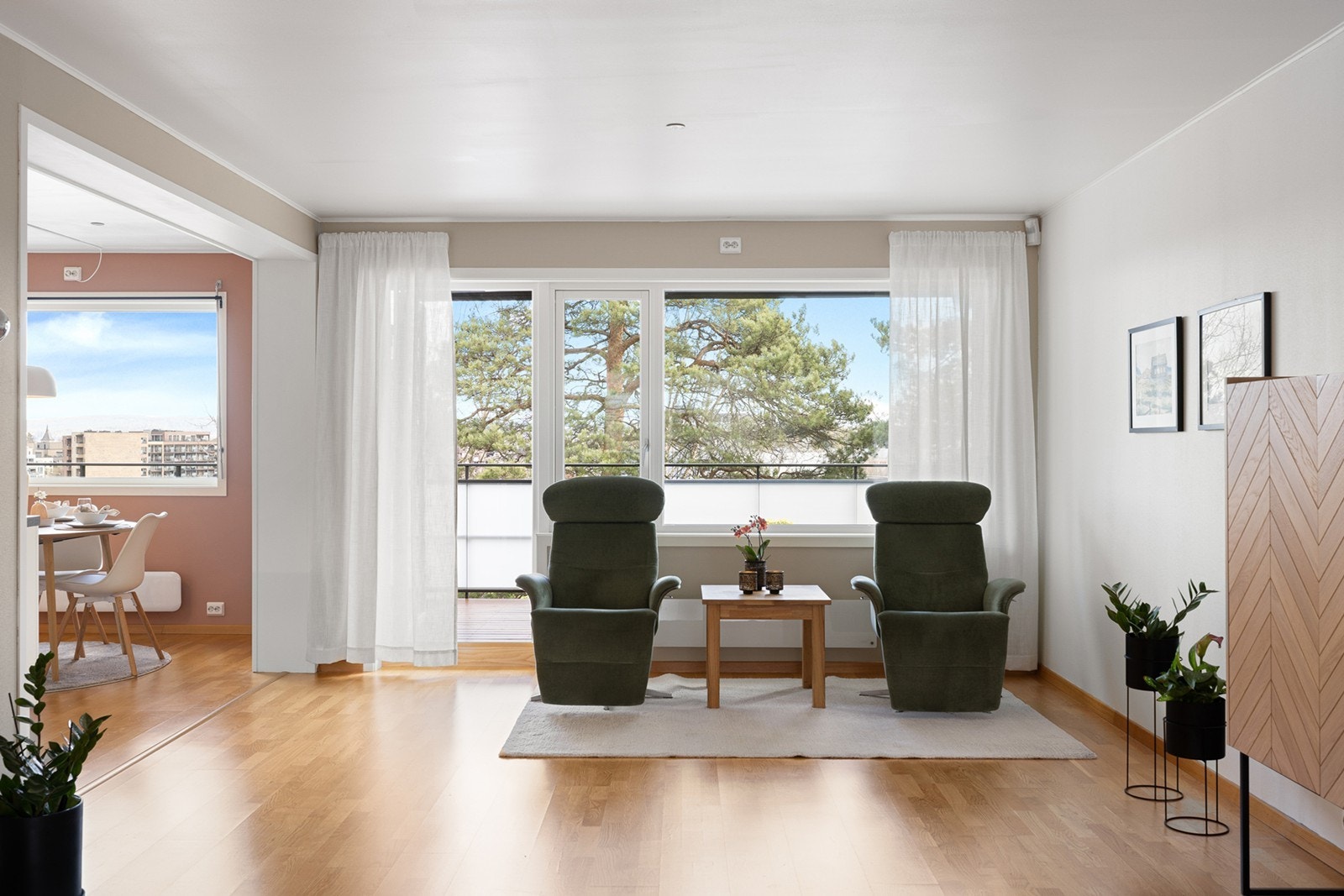 Stuen er lys og luftig og fikk nye 3-lags vinduer i 2022. Galleribilde