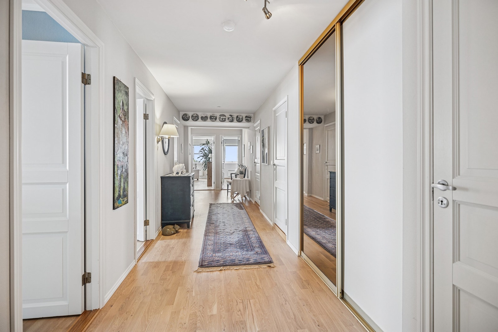 Boligen har en romslig entré/gang med gode muligheter for oppbevaring av yttertøy og sko i skyvedørsgarderobe med speildører. Galleribilde