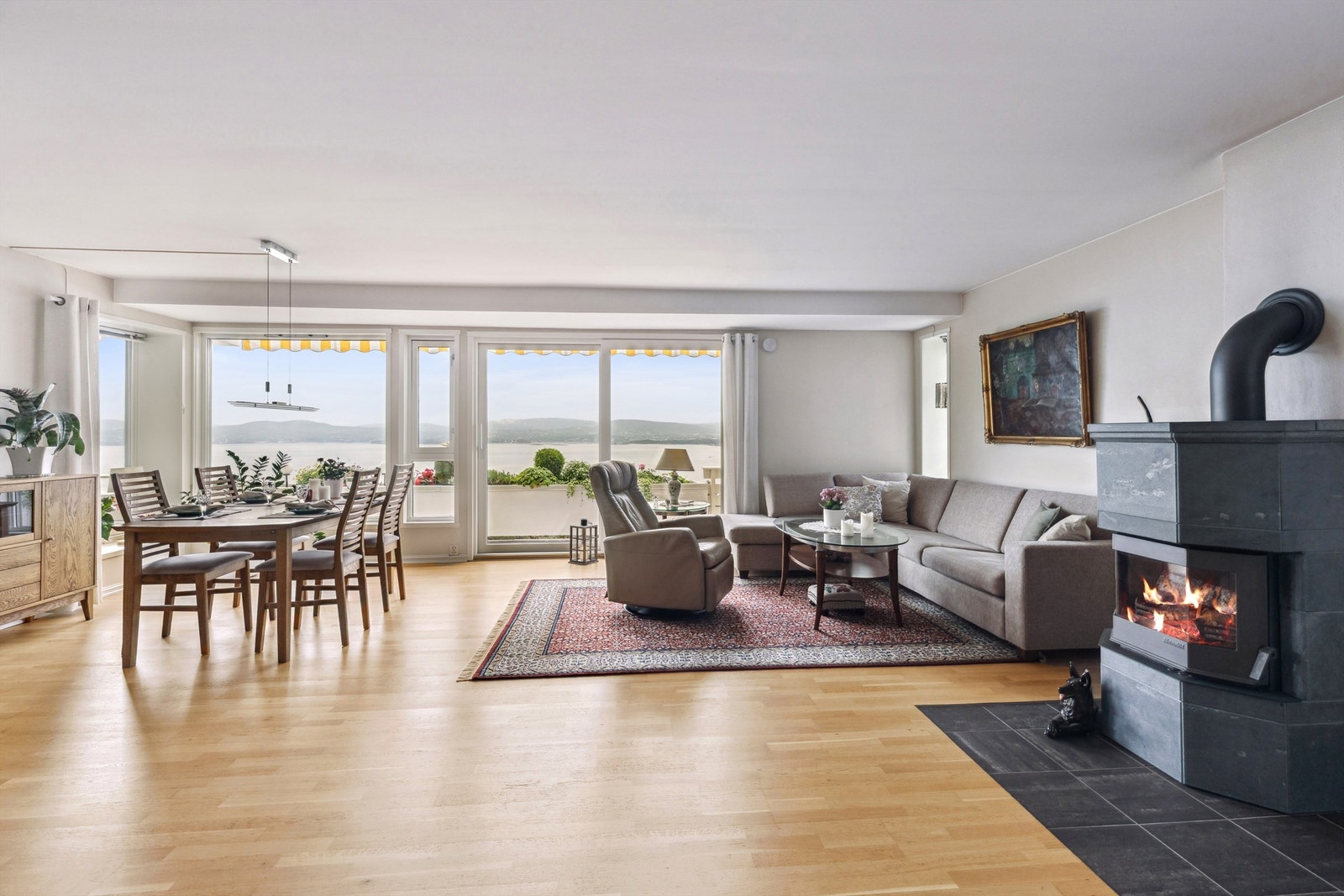 Stuen har store vinduer og dobbel skyvedør ut til den store, delvis overbygde terrassen. Galleribilde