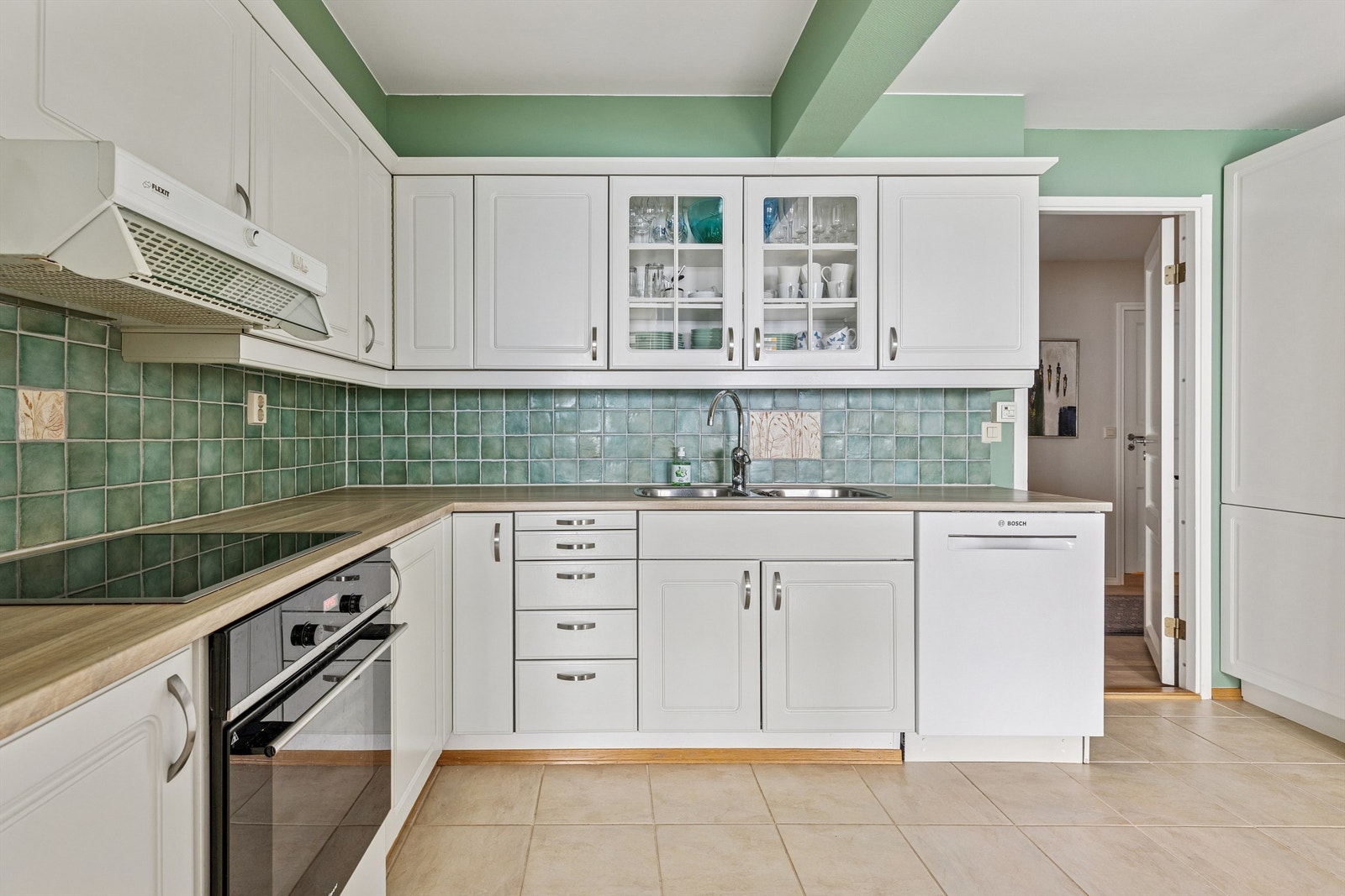 Her er det rikelig med benkeplass, samt gode oppbevaringsmuligheter i over- og underskap. Galleribilde