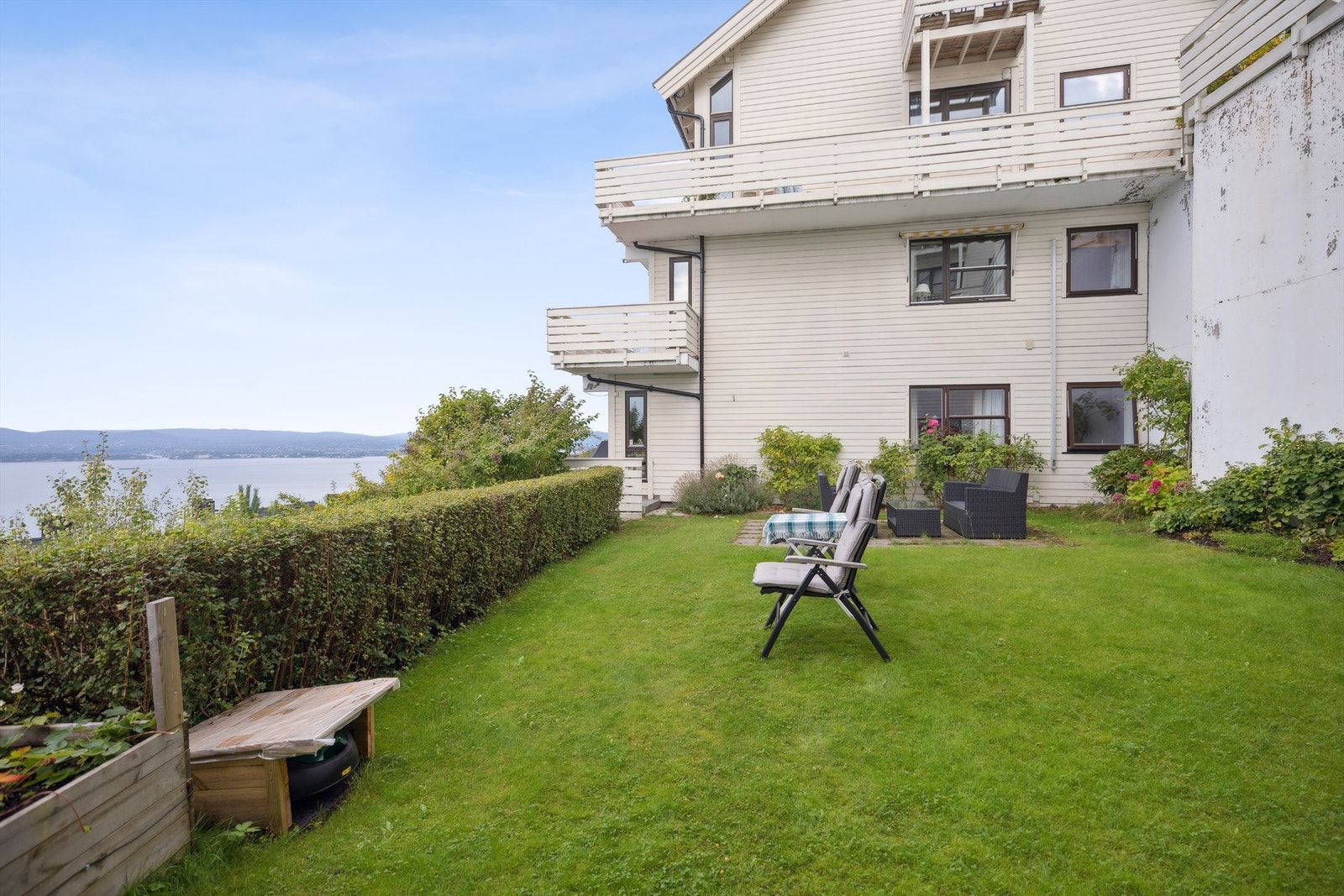 Hyggelig og frodig fellesareal med adkomst fra terrassen. Galleribilde