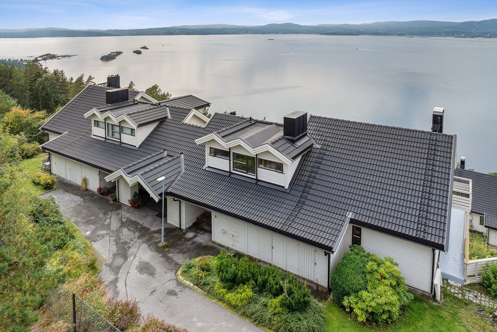 Leiligheten har fantastisk utsikt og garasjeplass. Man ankommer leiligheten via overbygget inngangsparti. Galleribilde