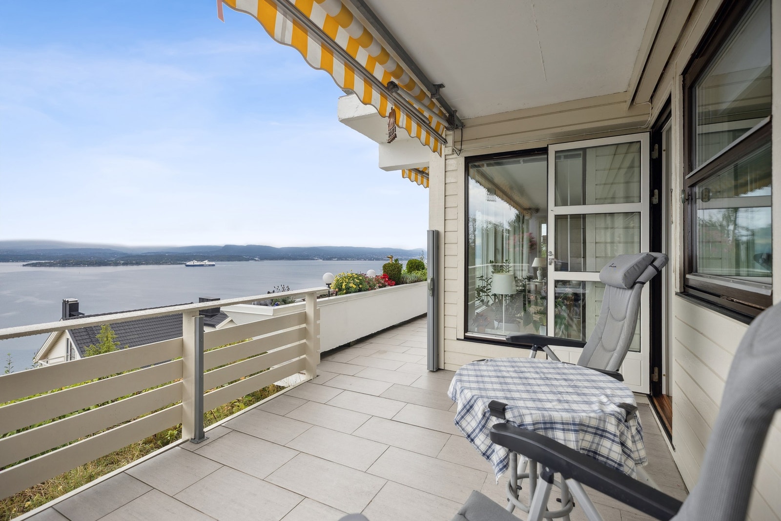 Det er utgang til den delvis overbygde terrassen fra både stuen og kjøkkenet. Galleribilde