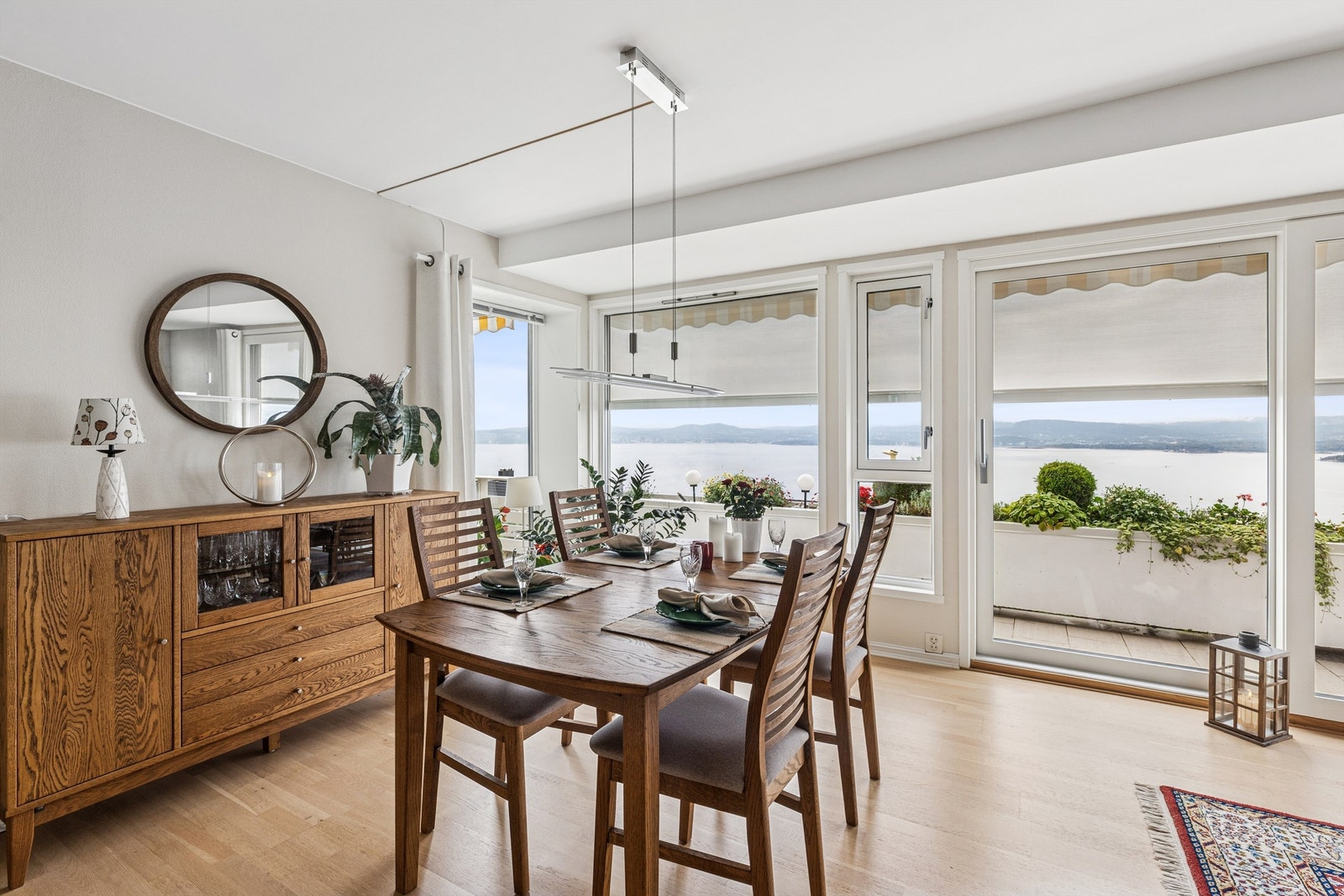 God plass til spisemøblement som innbyr til sosialt samvær med familie og venner. Her er det montert praktiske utvendige screens. Galleribilde