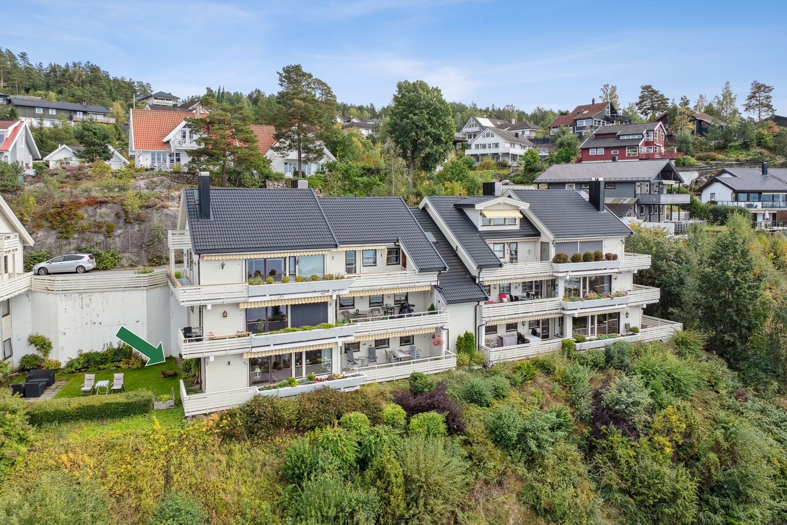 En flott bolig med stor terrasse, meget gode solforhold og fantastisk utsikt. Galleribilde