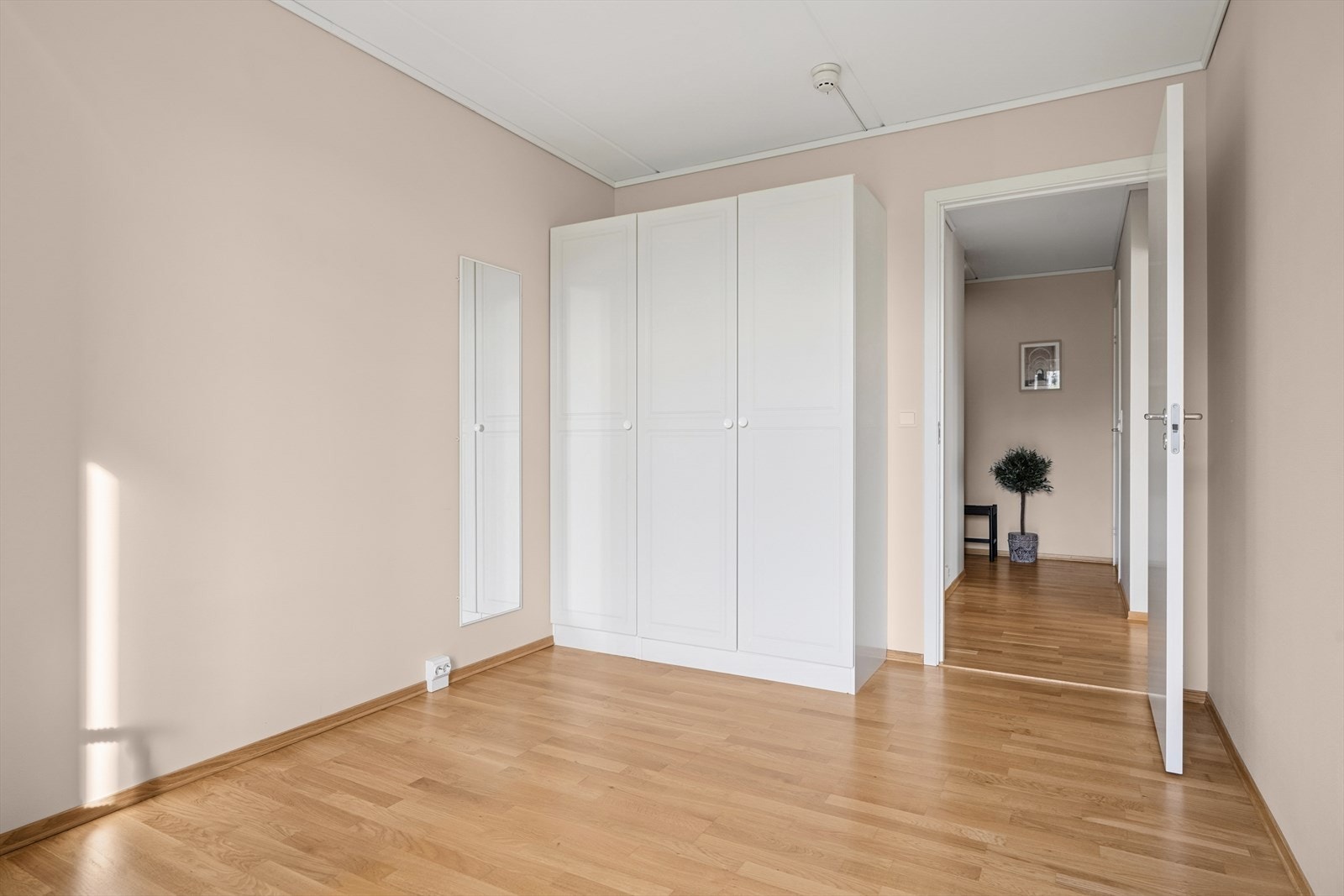 Soverommene har praktiske garderobeskap med profilerte fronter, som gir både god oppbevaringsplass og en følelse av romslighet. Galleribilde