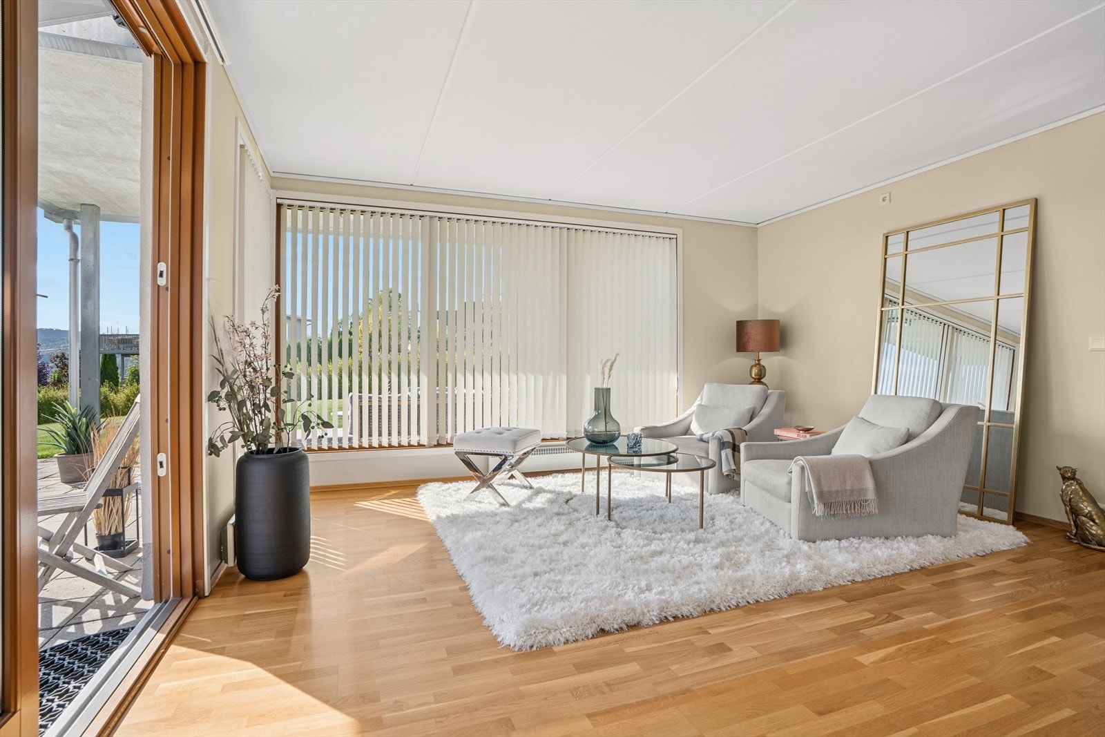 Gulvene er belagt med parkett, veggene har lyse, duse farger, og store vindusflater som sammen med en terrassedør gir rikelig med dagslys. Galleribilde