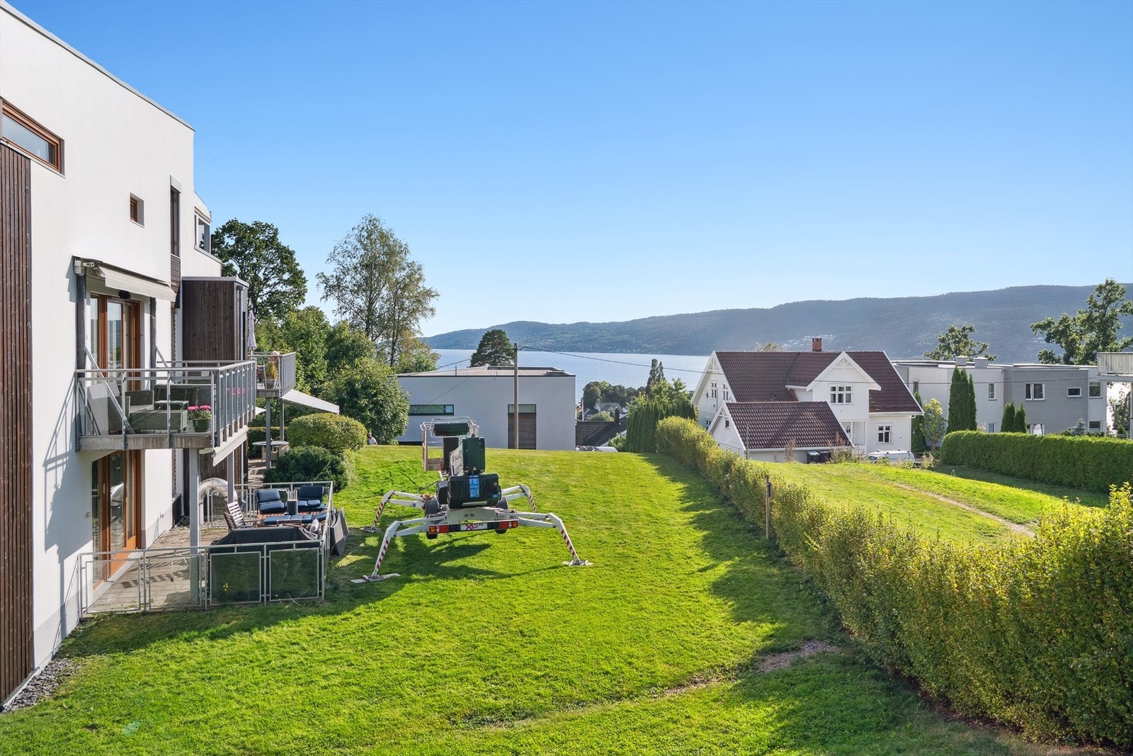 Eiendommen ligger i et rolig og etablert boligområde på Sogsti med flott utsikt mot Oslofjorden og kort vei til sentrum, dagligvarebutikker, strender og båthavn. Galleribilde