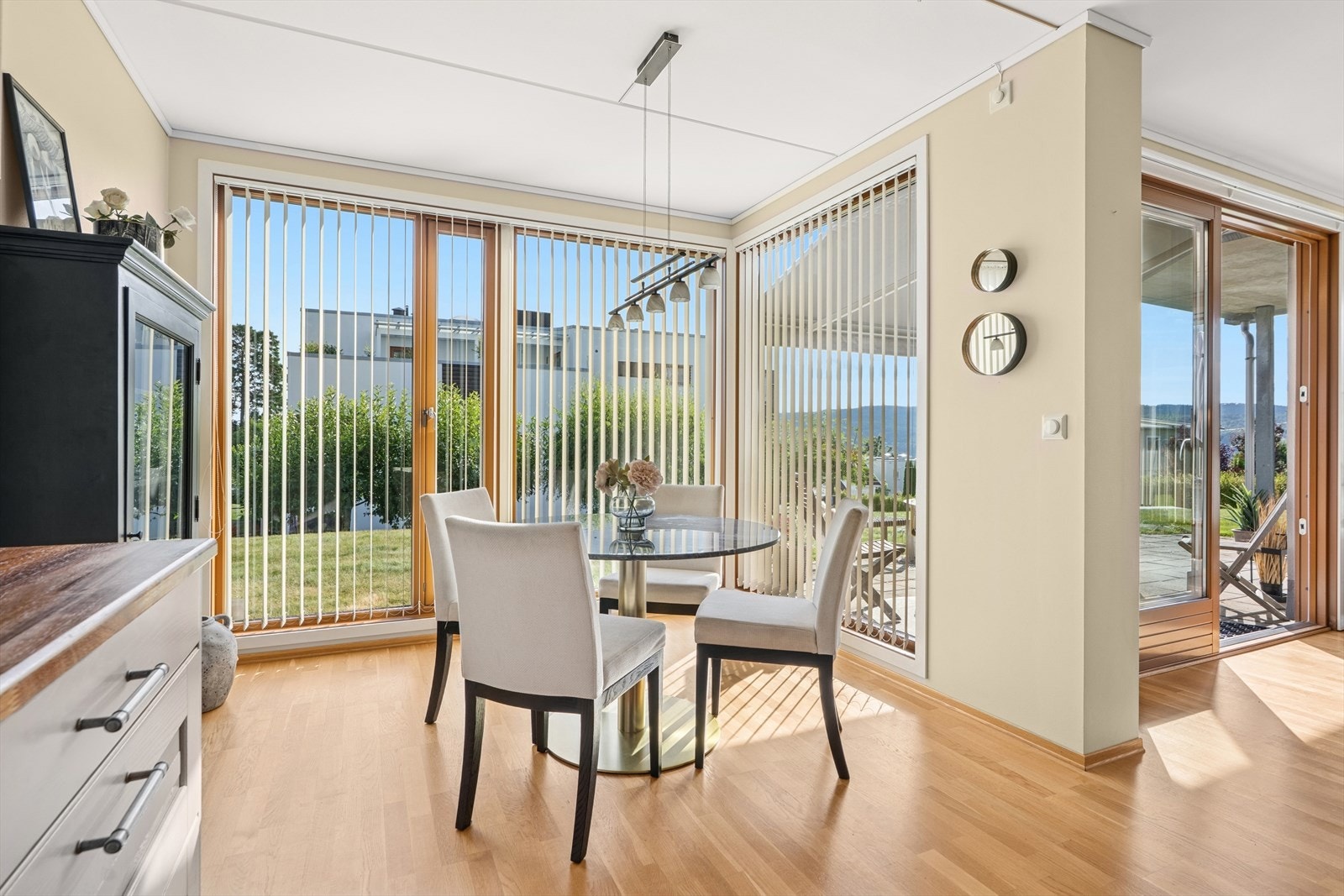 Stuen har naturlige soner for både sofagruppe og spisestue med tilhørende møblement. Galleribilde