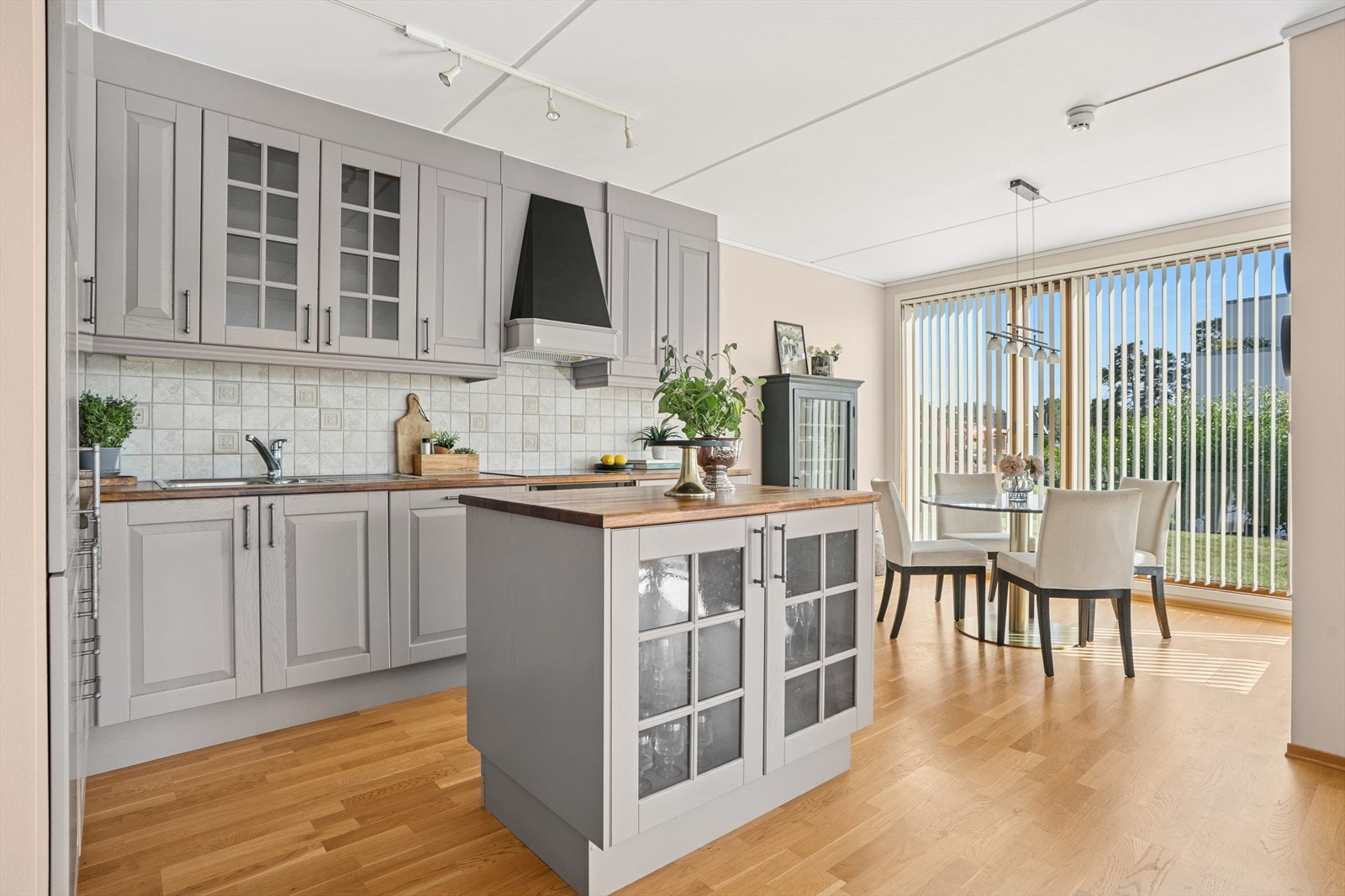 Stilfullt og funksjonelt kjøkken fra Sigdal. Kjøkkenet er innredet med klassiske, malte profilerte fronter i massiv eik og en varm benkeplate i tre som gir et tidløst og innbydende uttrykk. Galleribilde