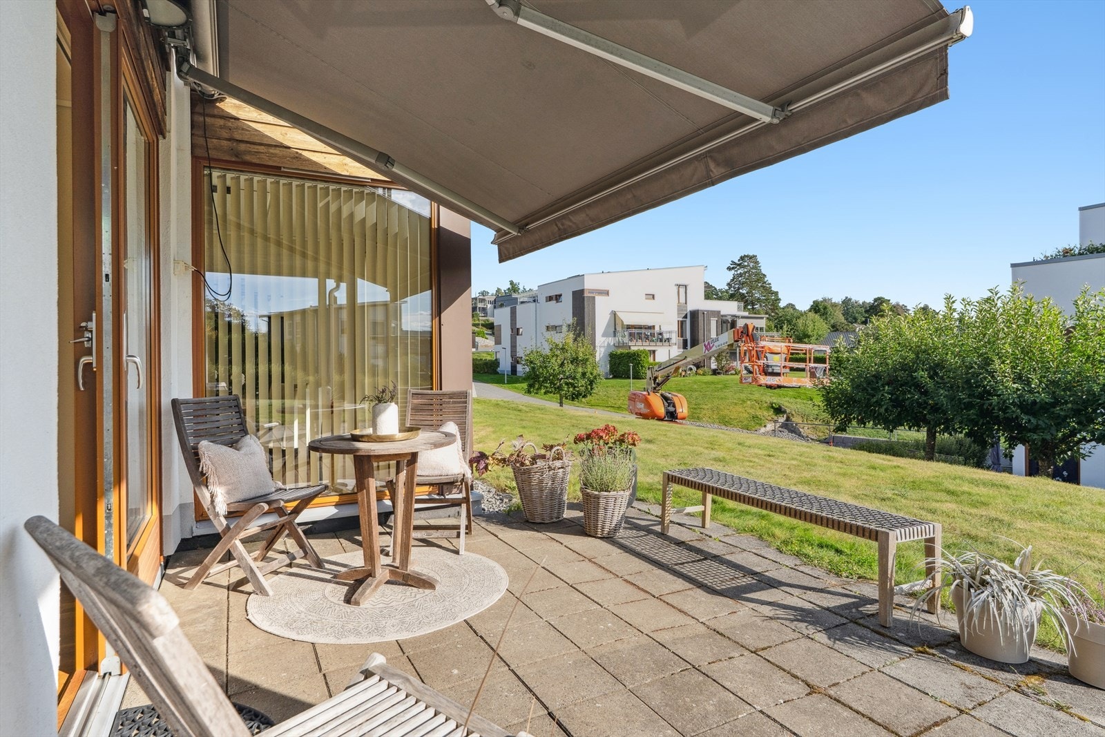 Sydvendt markterrasse ved terrassedøren - perfekt for en avslappende lunsj i skyggen under markisen på solrike dager. Galleribilde