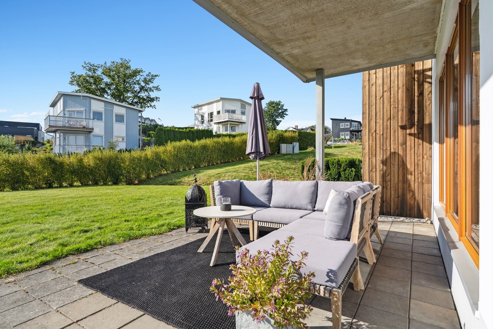 Solrik hellebelagt uteplass på 41 kvm omkranser leilighten. Galleribilde