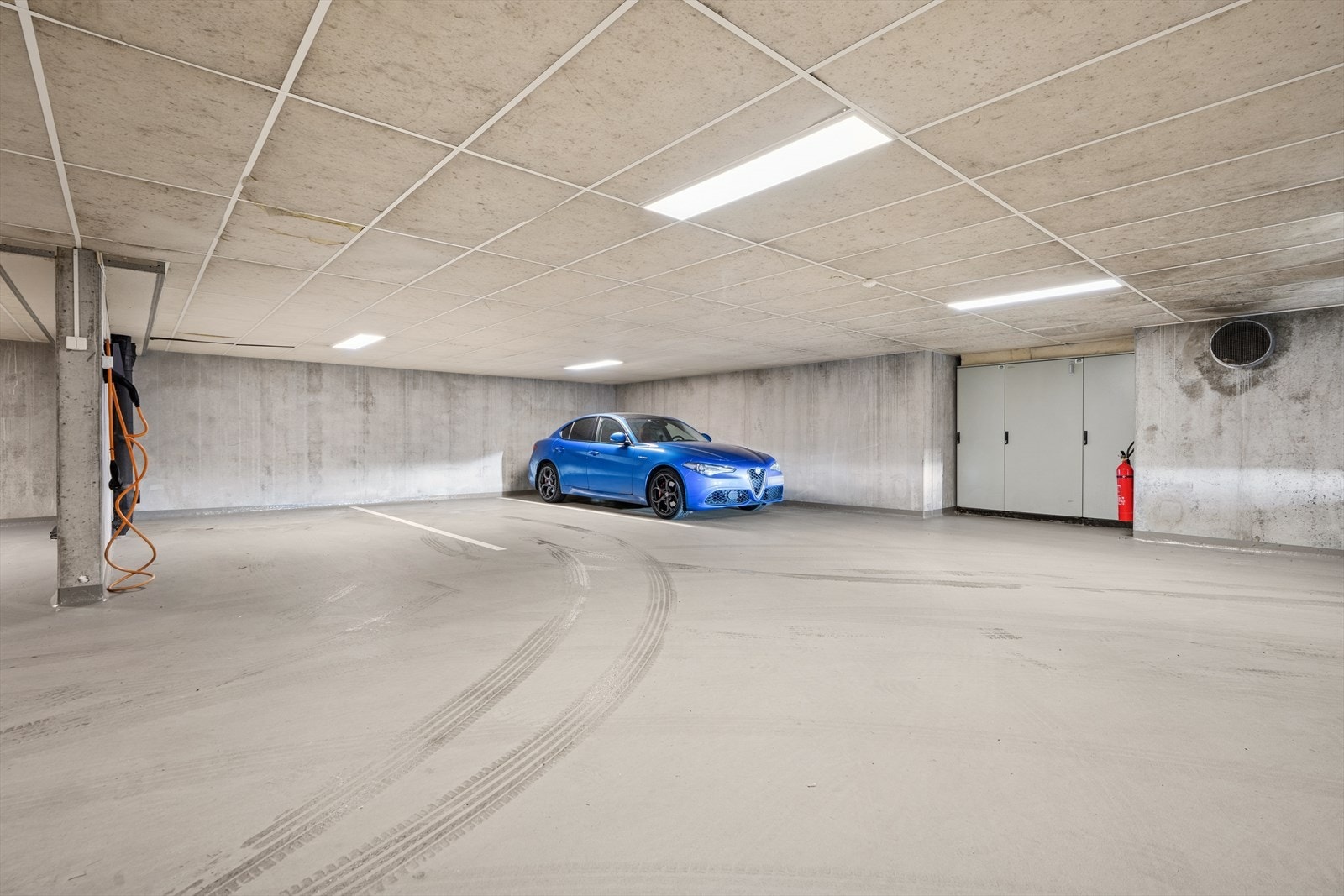 Tilhørende parkeringsplass i felles garasjekjeller. Galleribilde