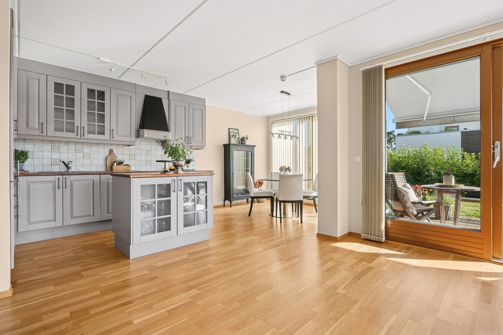 Enkelte skap har elegante glassfronter som tilfører kjøkkenet et lett og eksklusivt preg. Galleribilde