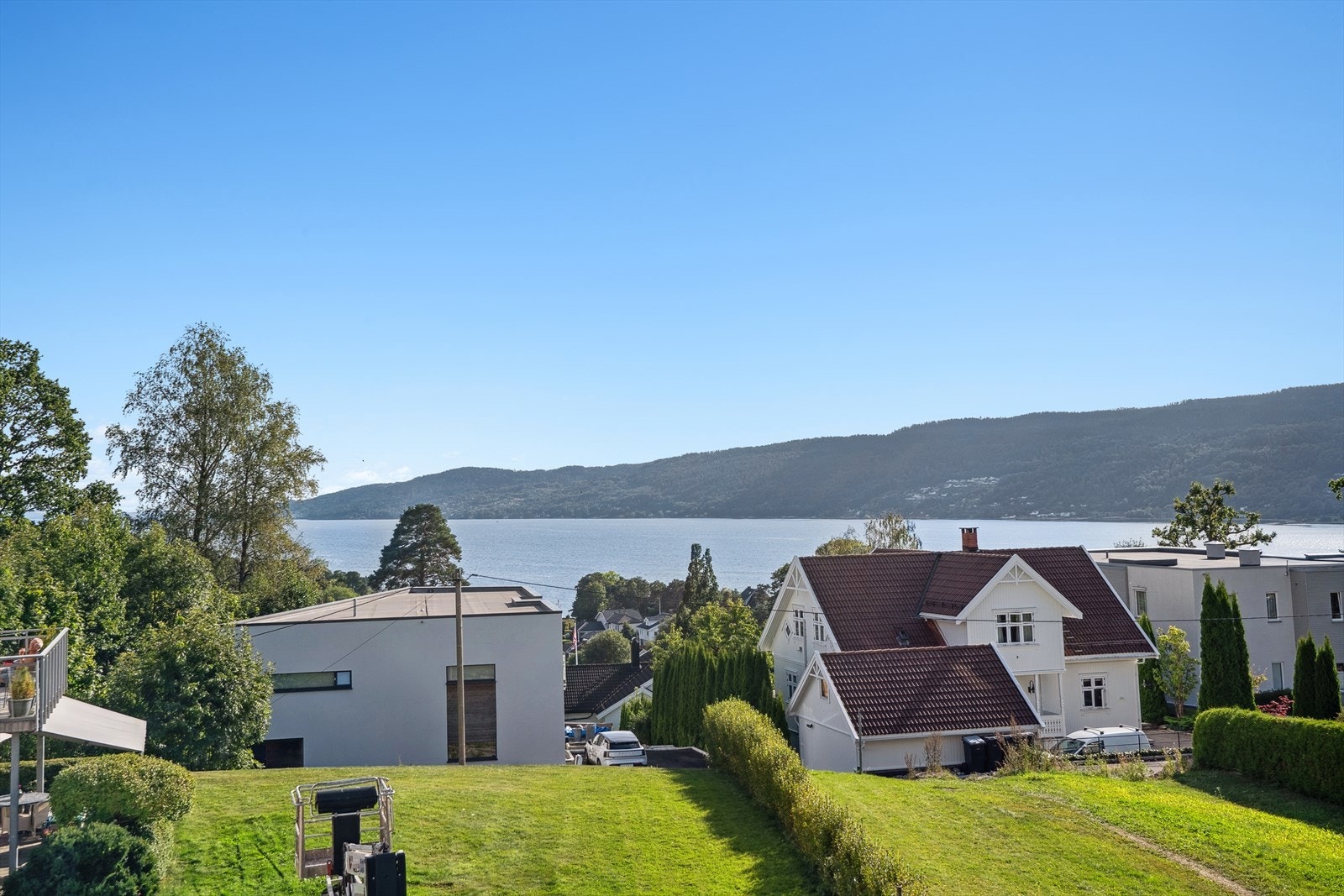 Flott utsikt utover nabolaget og sjøutsikt mot Oslofjorden. Galleribilde