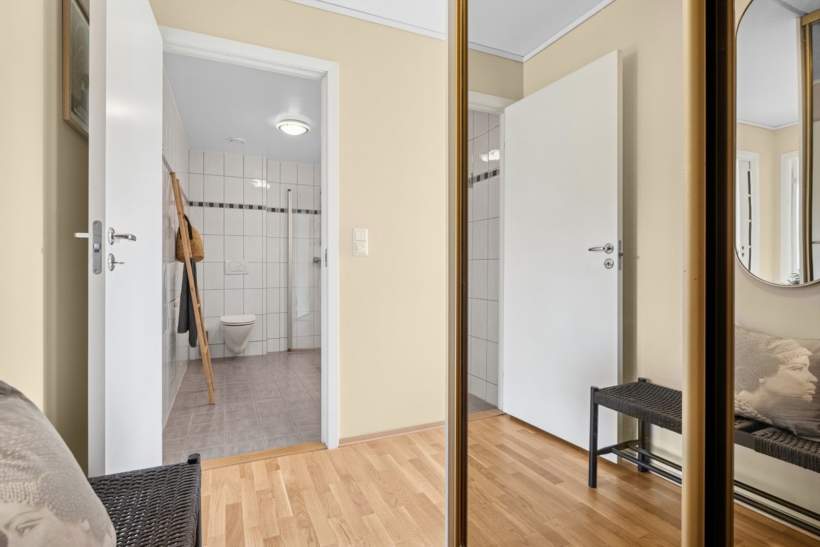 Entreen har praktisk skyvedørsgarderobe med klassiske speilfronter. Galleribilde