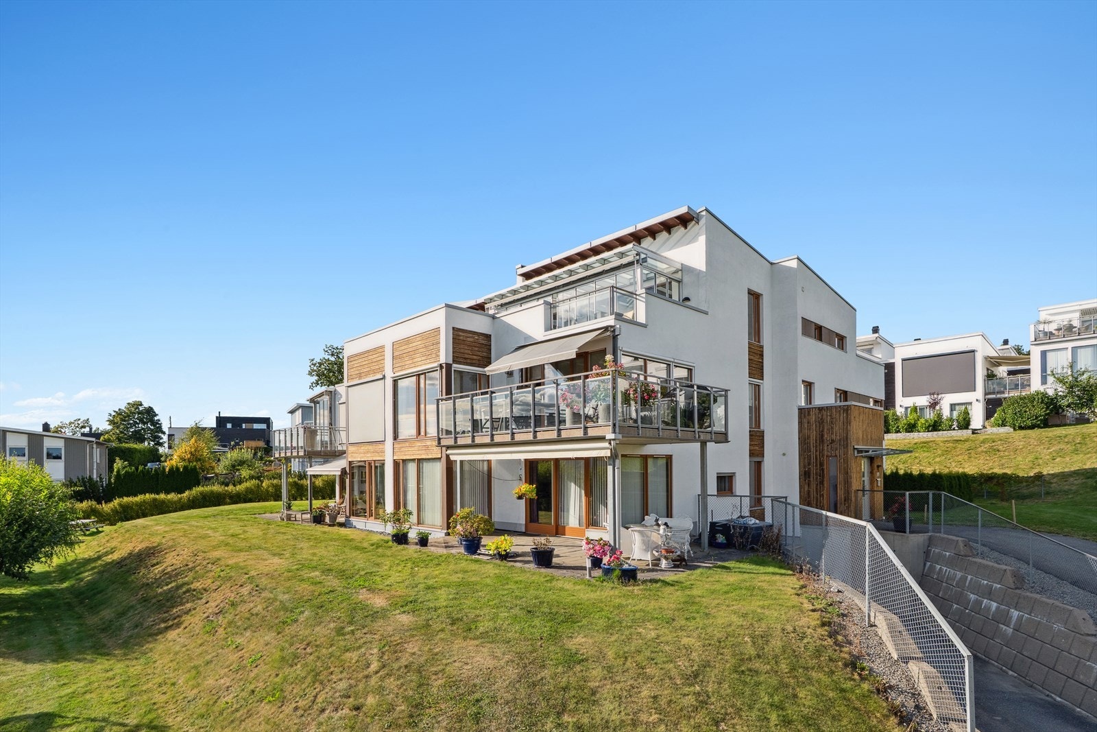 Området har rike muligheter for friluftsliv og aktiviteter året rundt, med turstier, lysløyper, fotballbaner, tennisanlegg, ridesenter og golfbane. Galleribilde