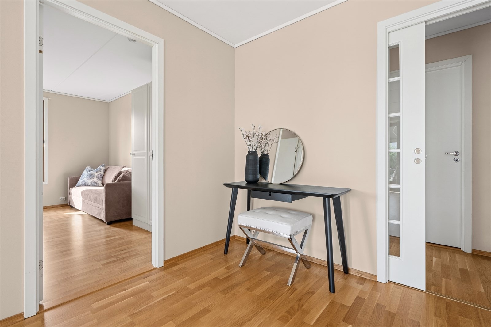 Gangen og stuen kan enkelt adskilles med stilren skyvedør. Galleribilde