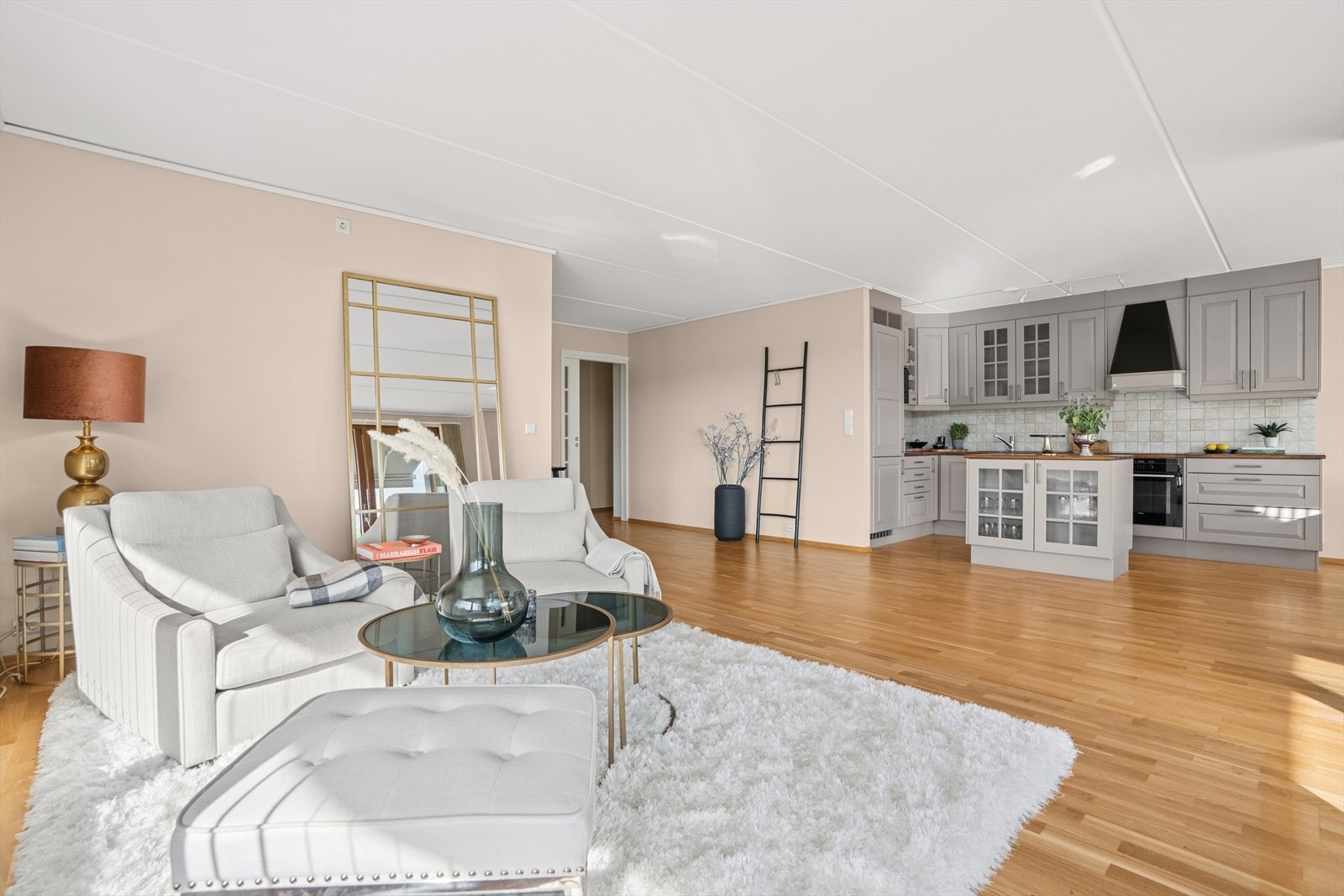 Vel inne i leiligheten finner du en åpen løsning mellom stue og kjøkken, som skaper et lyst og luftig oppholdsrom. Galleribilde