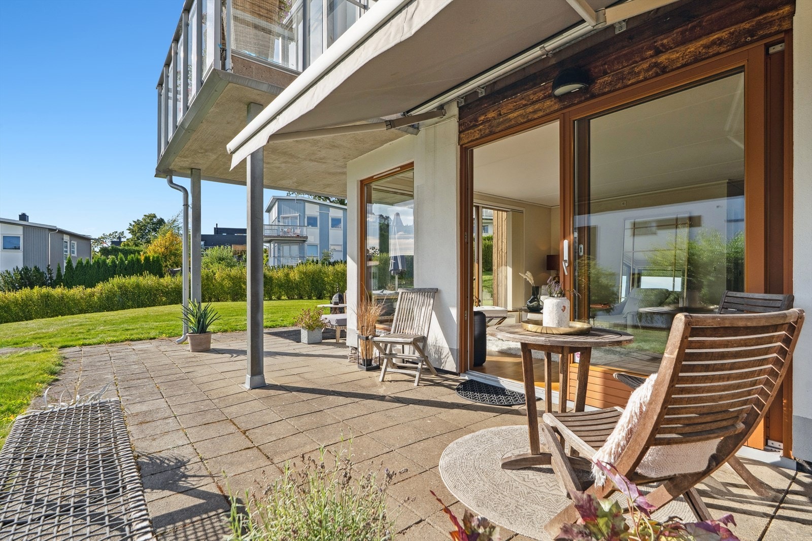 Vestvendt markterrasse ved stuevinduene - nyt kveldssolen med utsikt mot Oslofjorden. Galleribilde