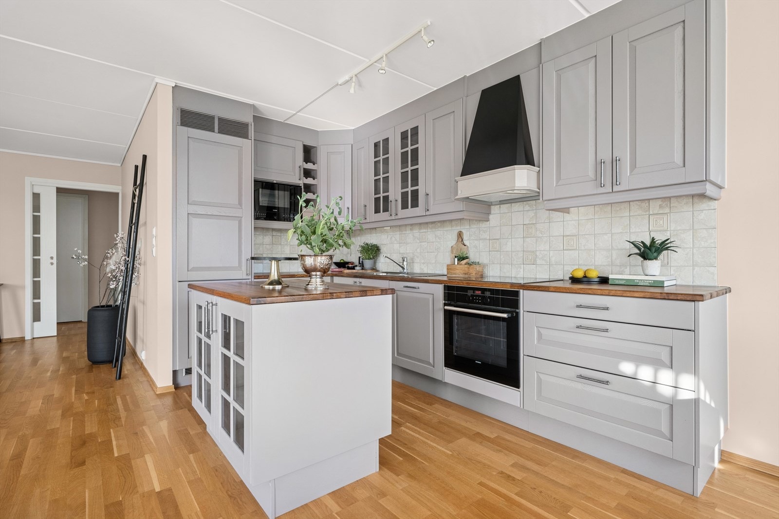 Den praktiske vinkelløsningen gir optimal utnyttelse av plassen, og kombinasjonen av skuffer og skap gir god og fleksibel oppbevaring. Galleribilde